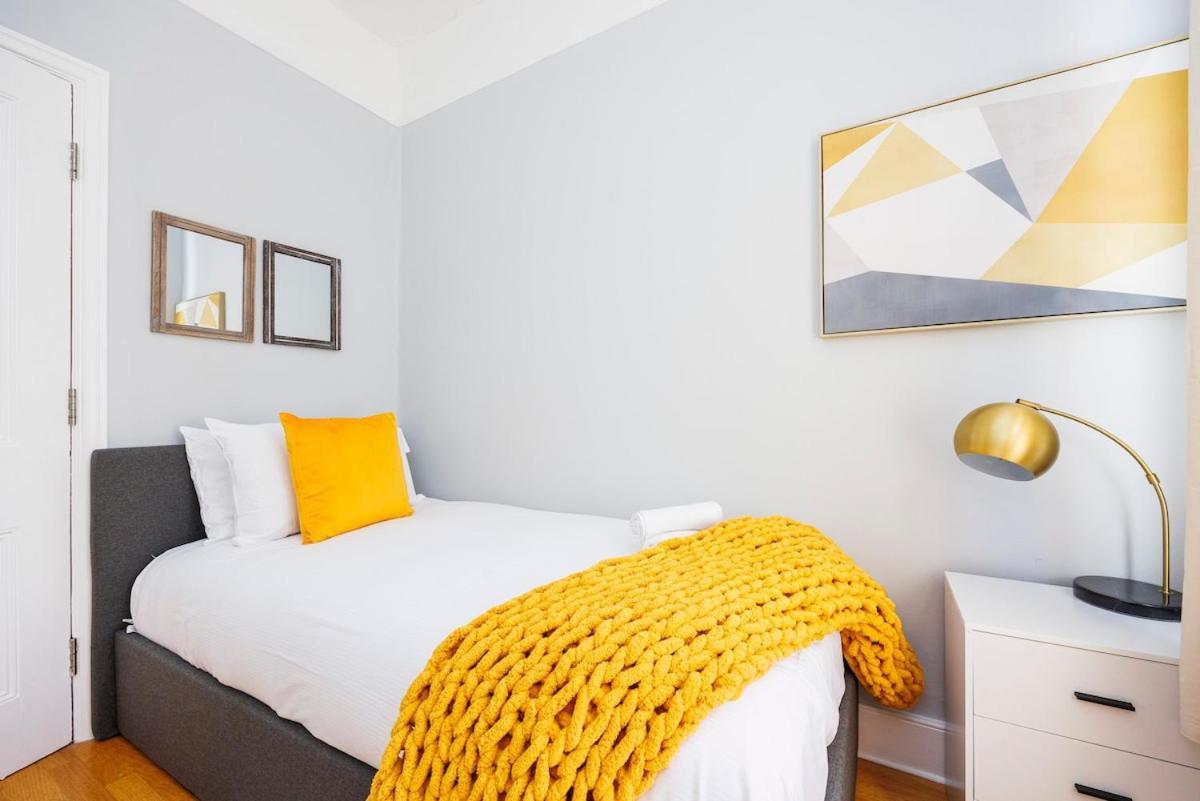 6 Bedroom West Home, Acton, Free Parking , Pool Table , 75 Inch Tv, Sleeps 11 Offers Apartment