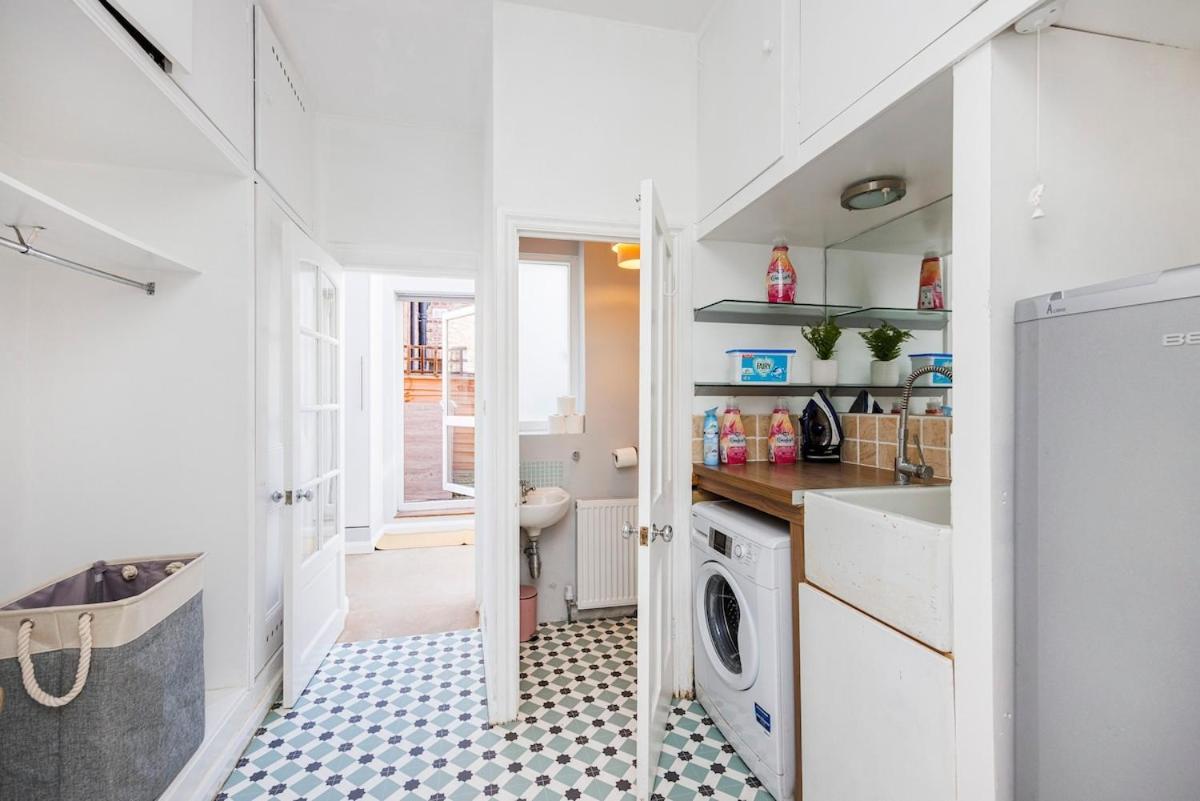 6 Bedroom West Home, Acton, Free Parking , Pool Table , 75 Inch Tv, Sleeps 11 Offers Appartement Londen