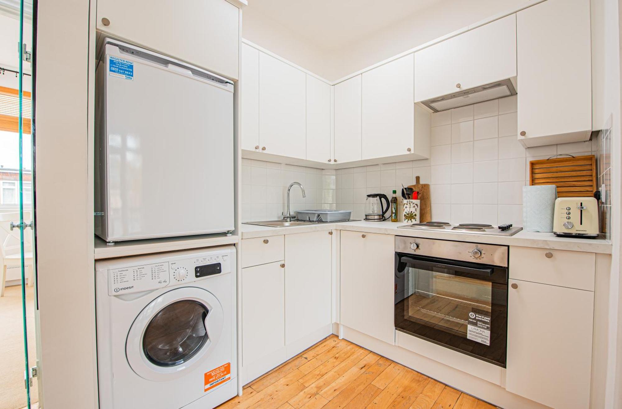 Stylish Flat Near Kensington With Spacious Balcony Apartment