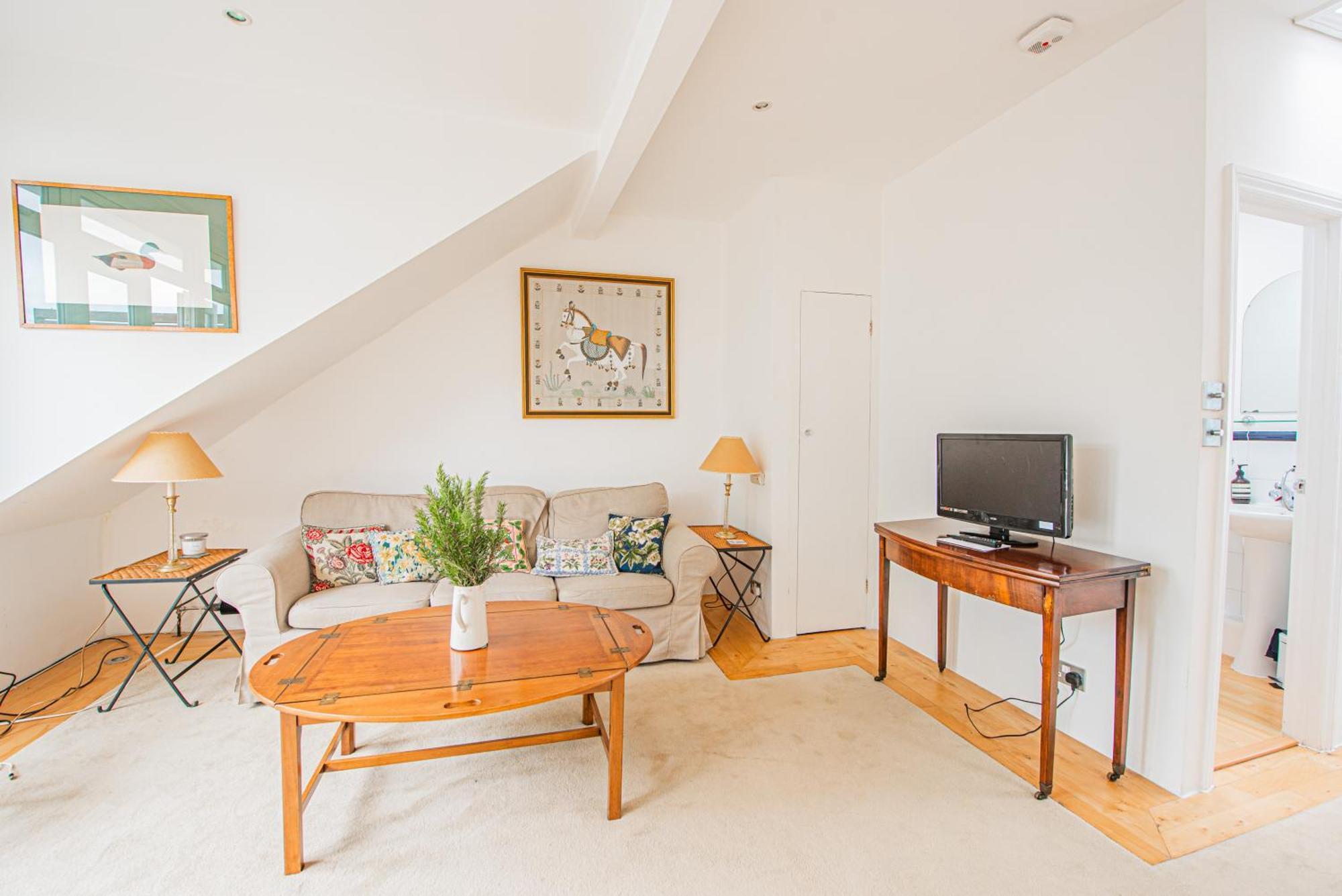 Stylish Flat Near Kensington With Spacious Balcony