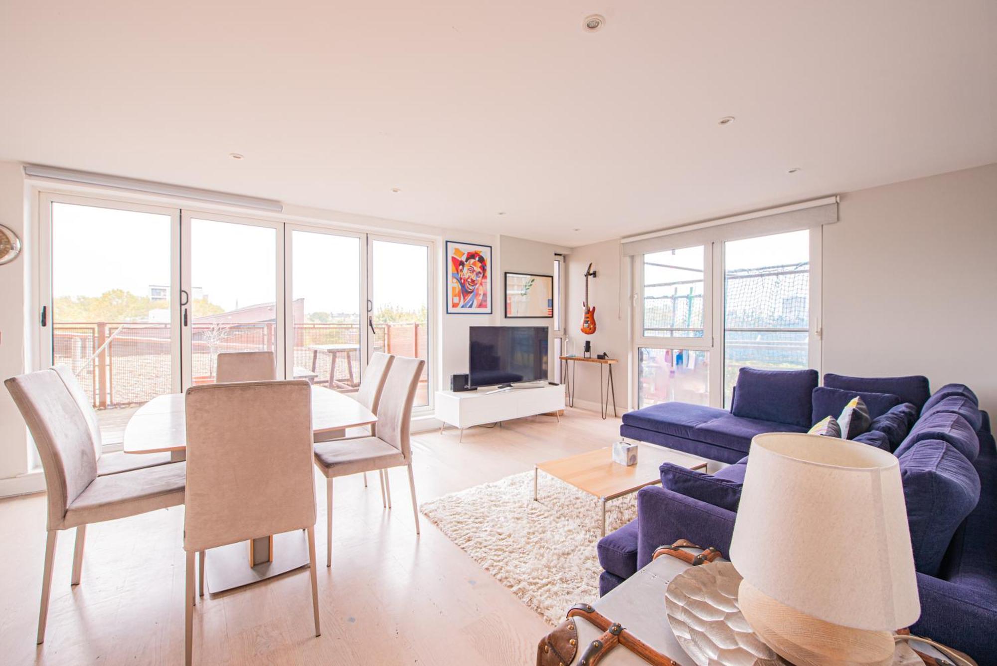 Modern 2 Bed Flat In Battersea Close To Transport