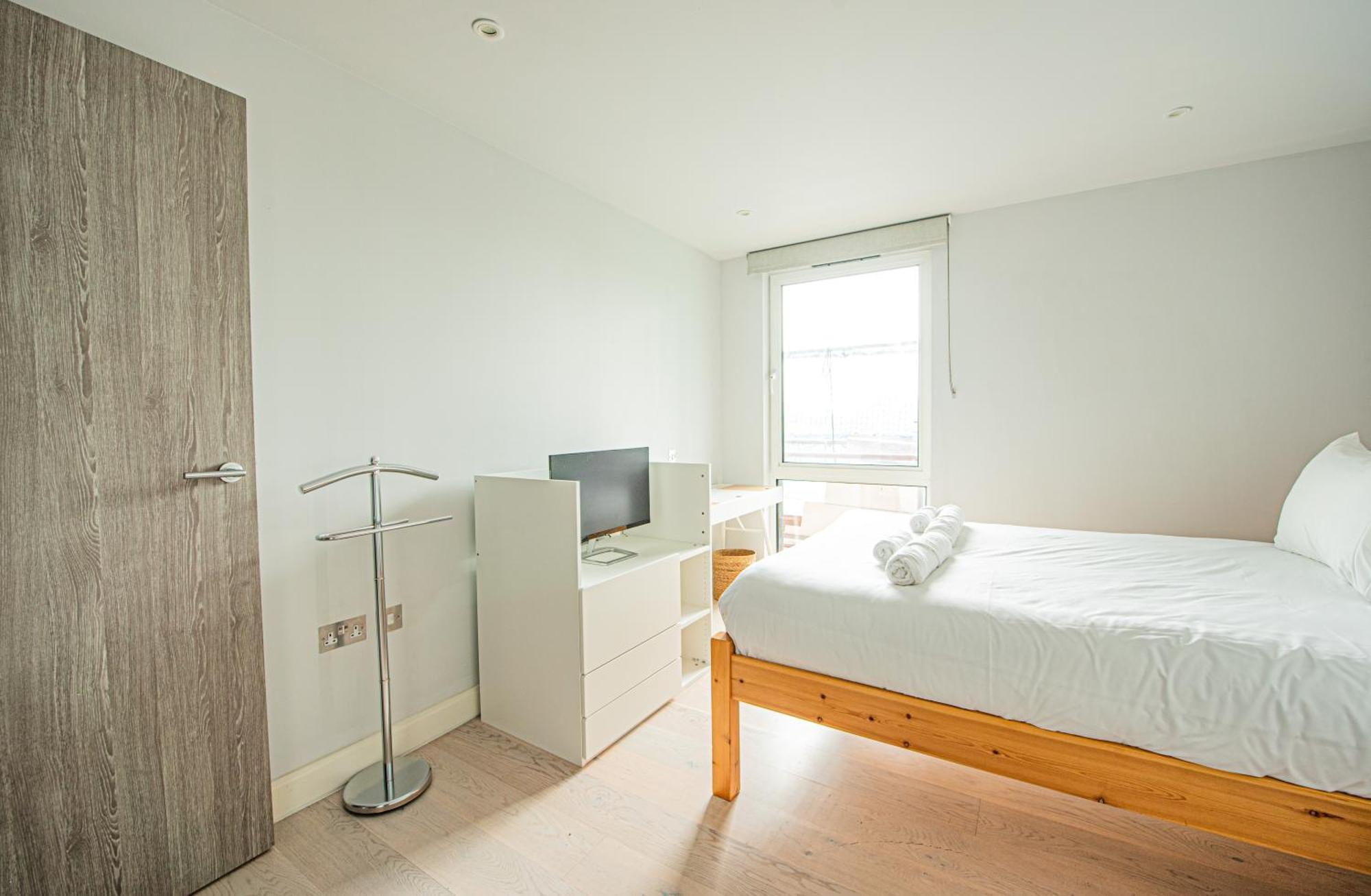 Modern 2 Bed Flat In Battersea Close To Transport