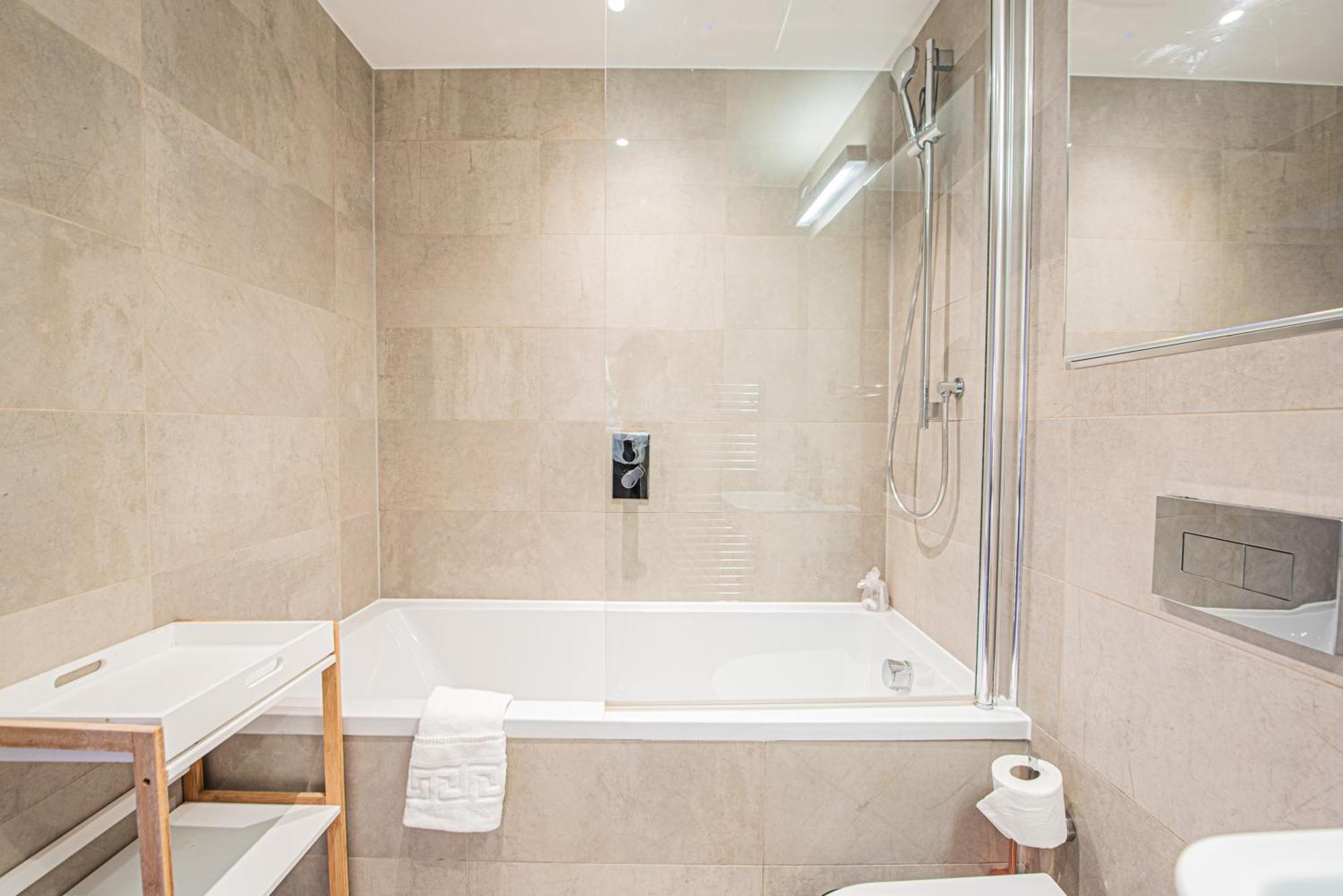 Modern 2 Bed Flat In Battersea Close To Transport