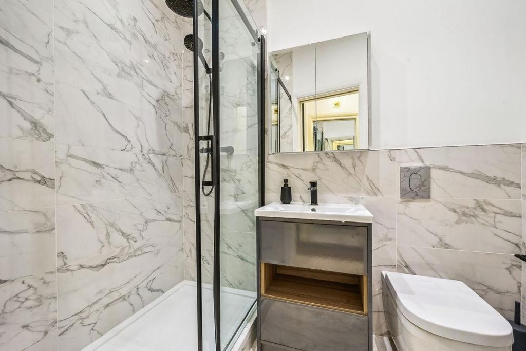 Appartement Luxury 2-bed Steps From Oxford Street Londen