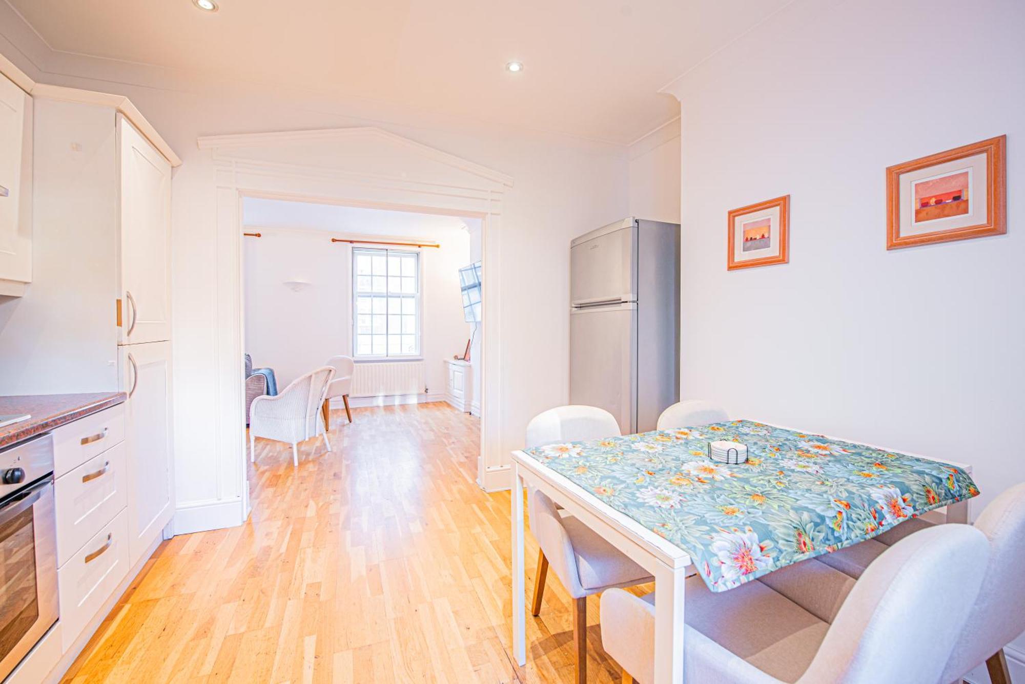 Stylish 3-bed In Prime Fulham Location Apartment *