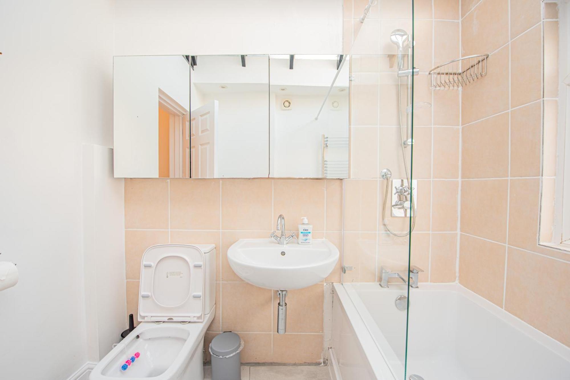 Stylish 3-bed In Prime Fulham Location Apartment *