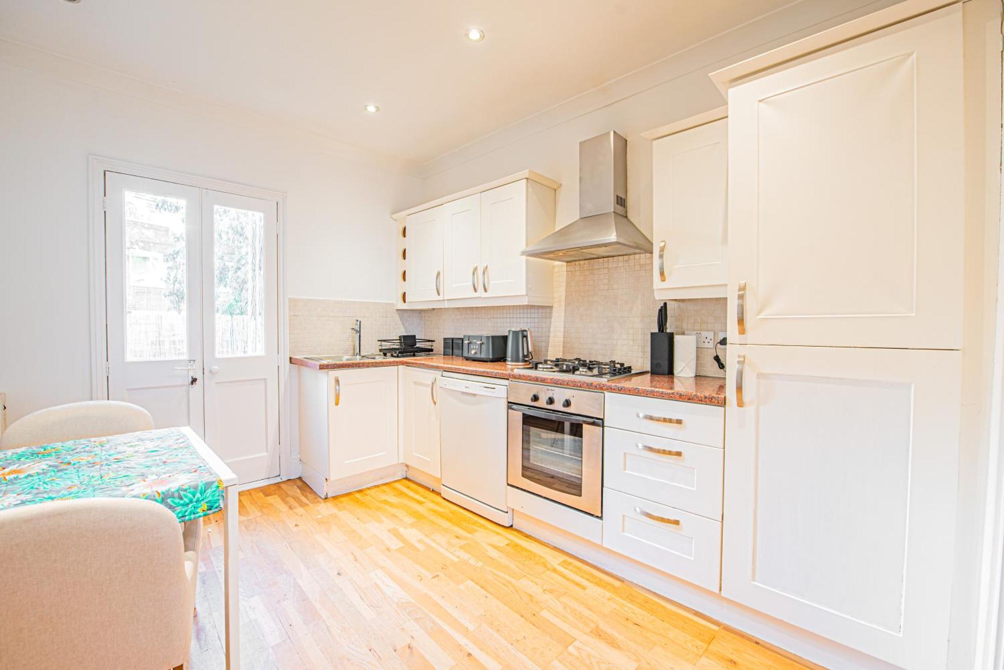 Apartment Stylish 3-bed In Prime Fulham Location London