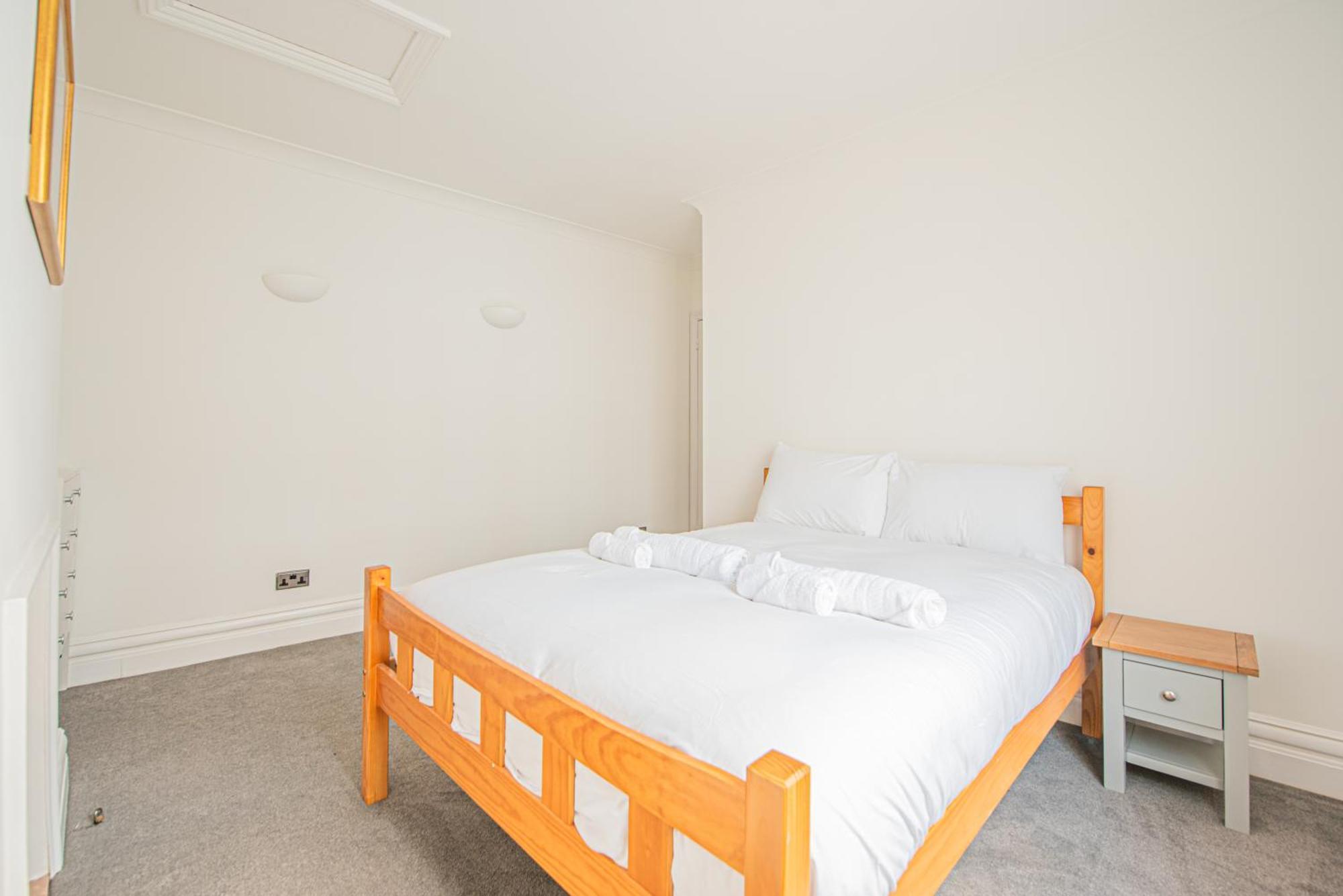 Stylish 3-bed In Prime Fulham Location Apartment *