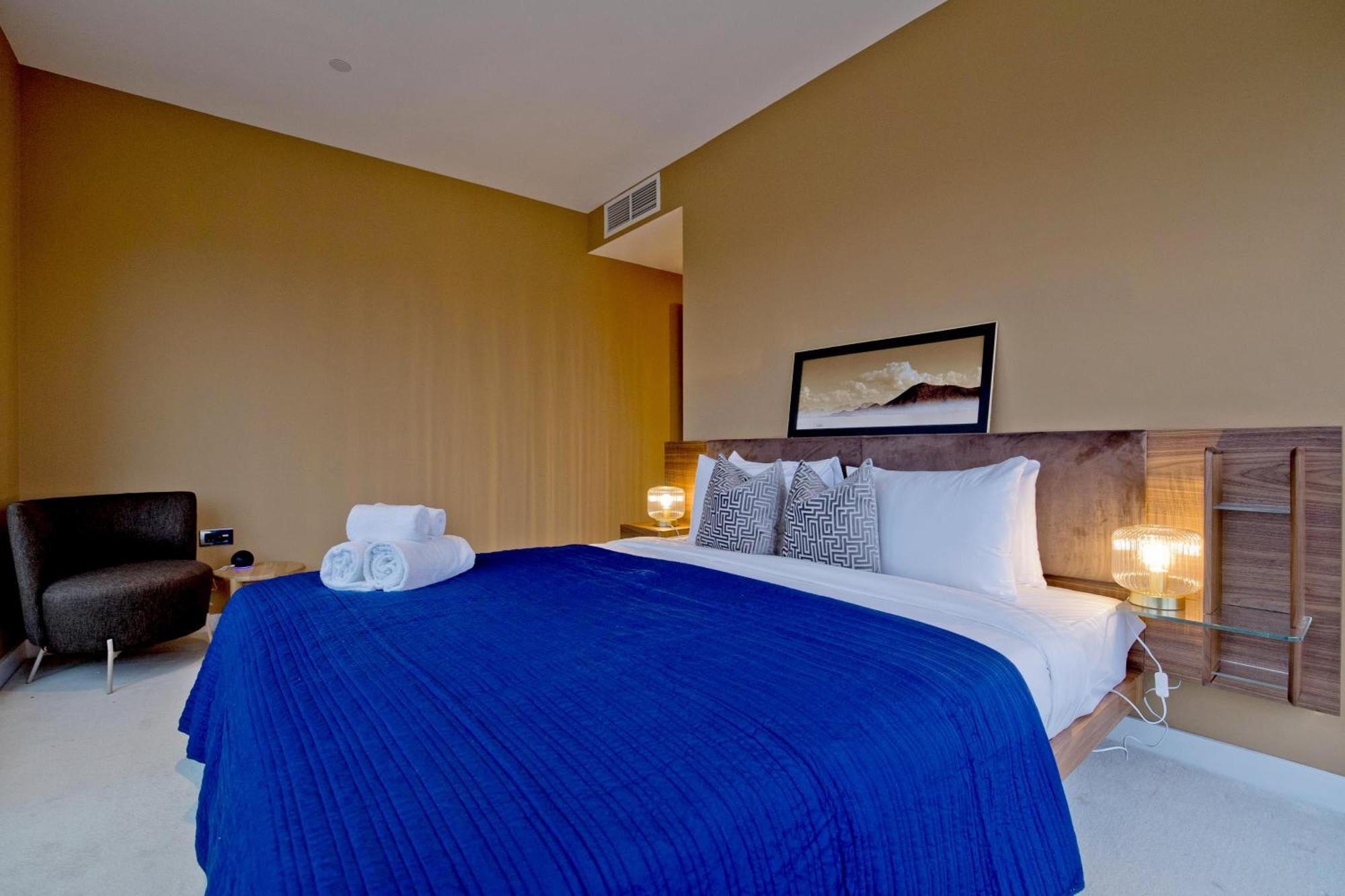 Luxury 360 Penthouse With Gym & Parking *