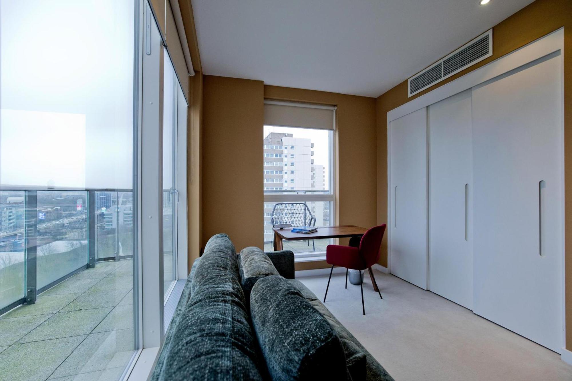 Luxury 360 Penthouse With Gym & Parking *