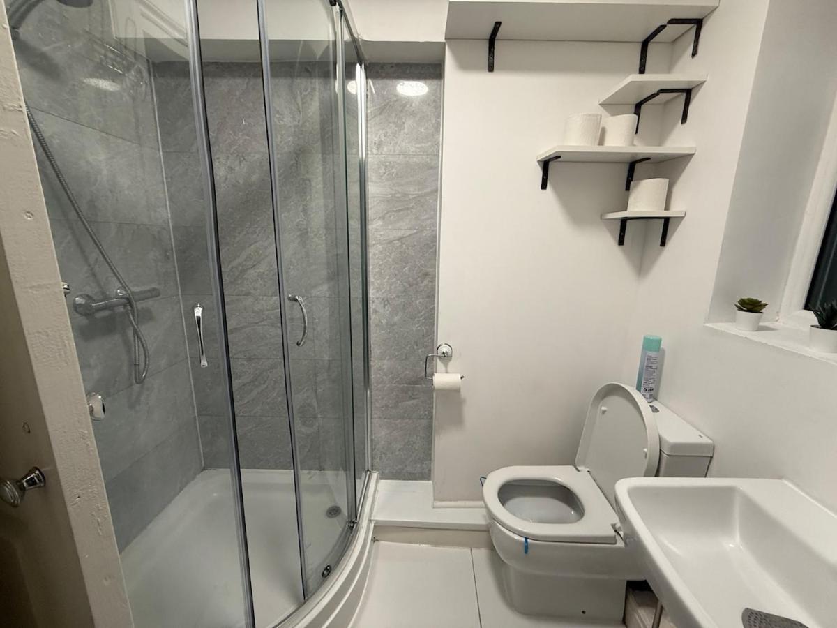 1 Bedroom, 30 Minutes To Centre! Apartment London