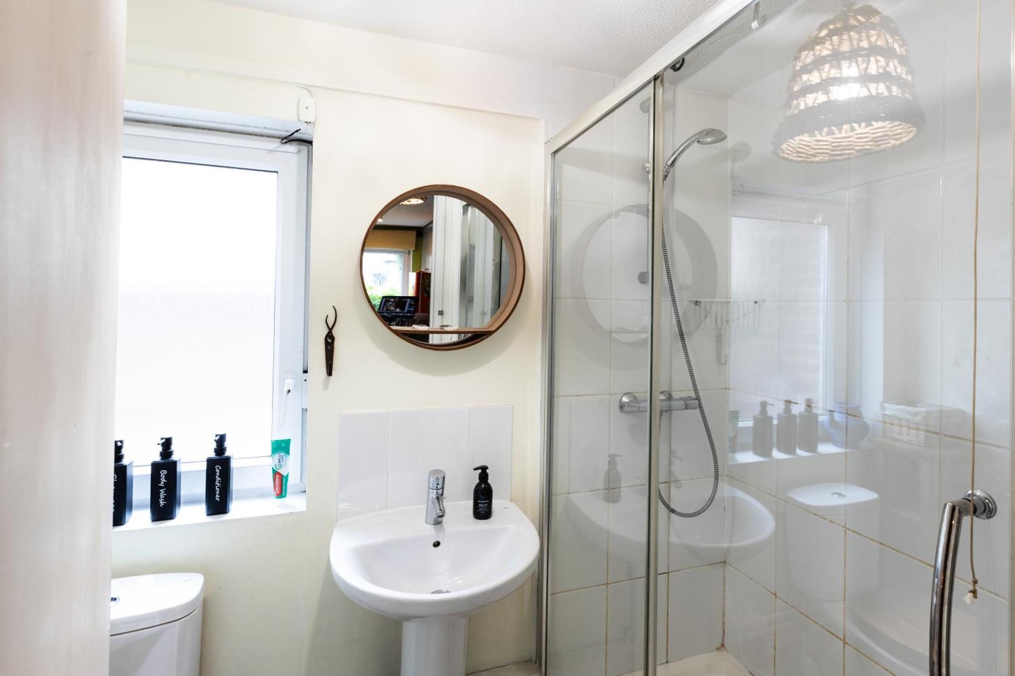 Apartment 20 Percent Off -Promo Genius Offers-Citycenter Londonbridge Apartment With Parking-Wifi-Sleeps7-4Beds-Netflix-Family!