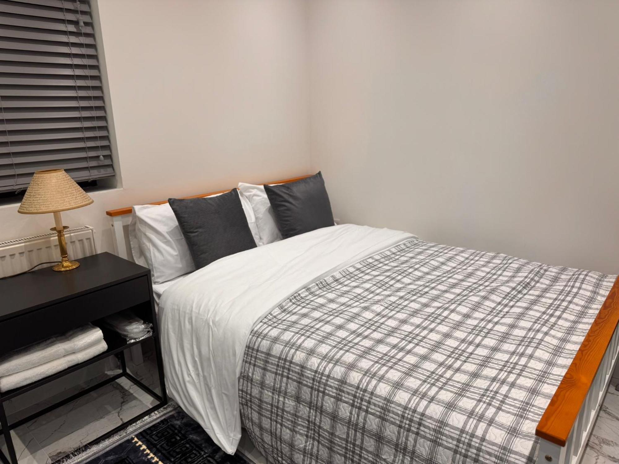 Modern House E15 Stratford - Sleeps 2 - 9, Fast Links To London, Near O2, Greenwich & Olympic Park, Child-friendly Garden, Free Parking *