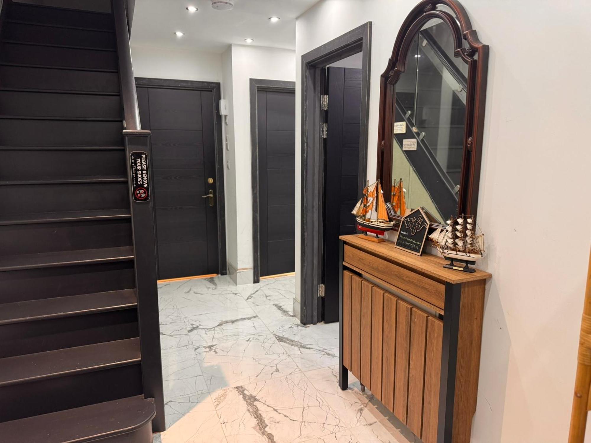 Modern House E15 Stratford - Sleeps 2 - 9, Fast Links To London, Near O2, Greenwich & Olympic Park, Child-friendly Garden, Free Parking * London