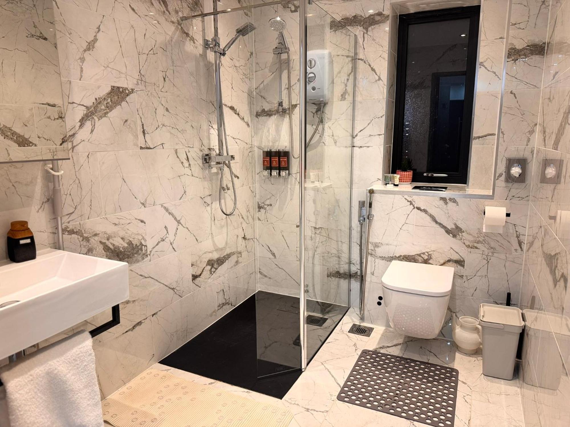 Apartment Modern House E15 Stratford - Sleeps 2 - 9, Fast Links To London, Near O2, Greenwich & Olympic Park, Child-friendly Garden, Free Parking London