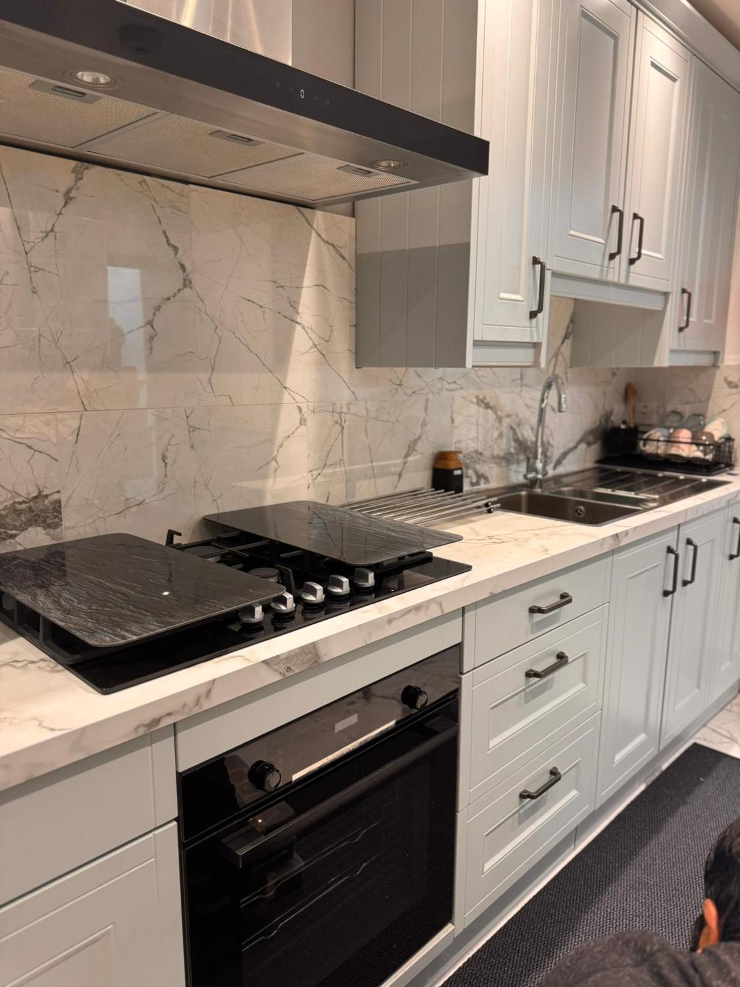Apartment Modern House E15 Stratford - Sleeps 2 - 9, Fast Links To London, Near O2, Greenwich & Olympic Park, Child-friendly Garden, Free Parking *