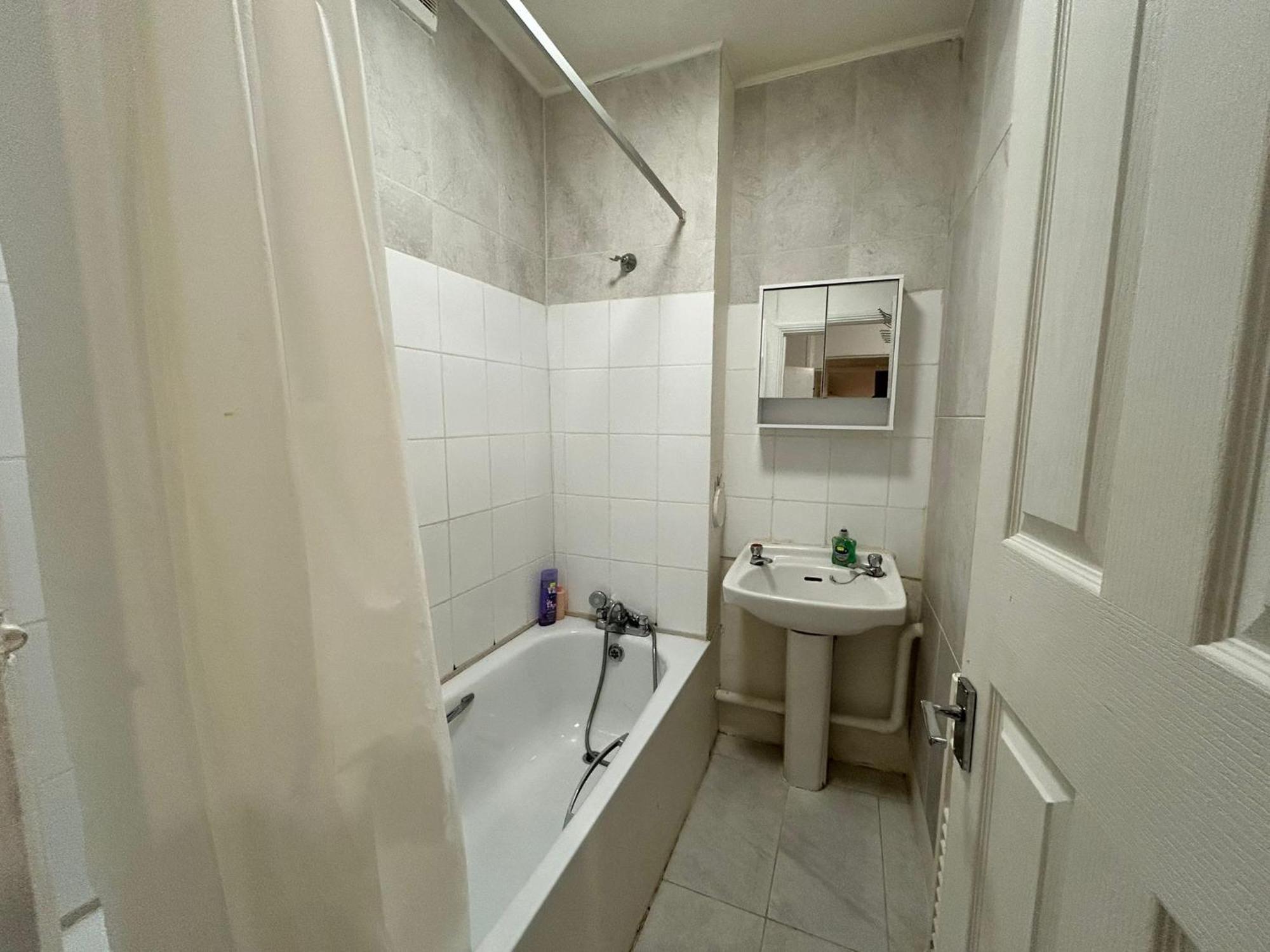 Ground Floor One Bedroom Flat Londres