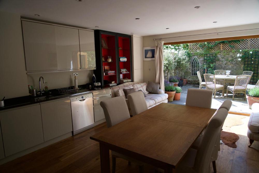 Apartment Spacious Flat With South Facing Garden *