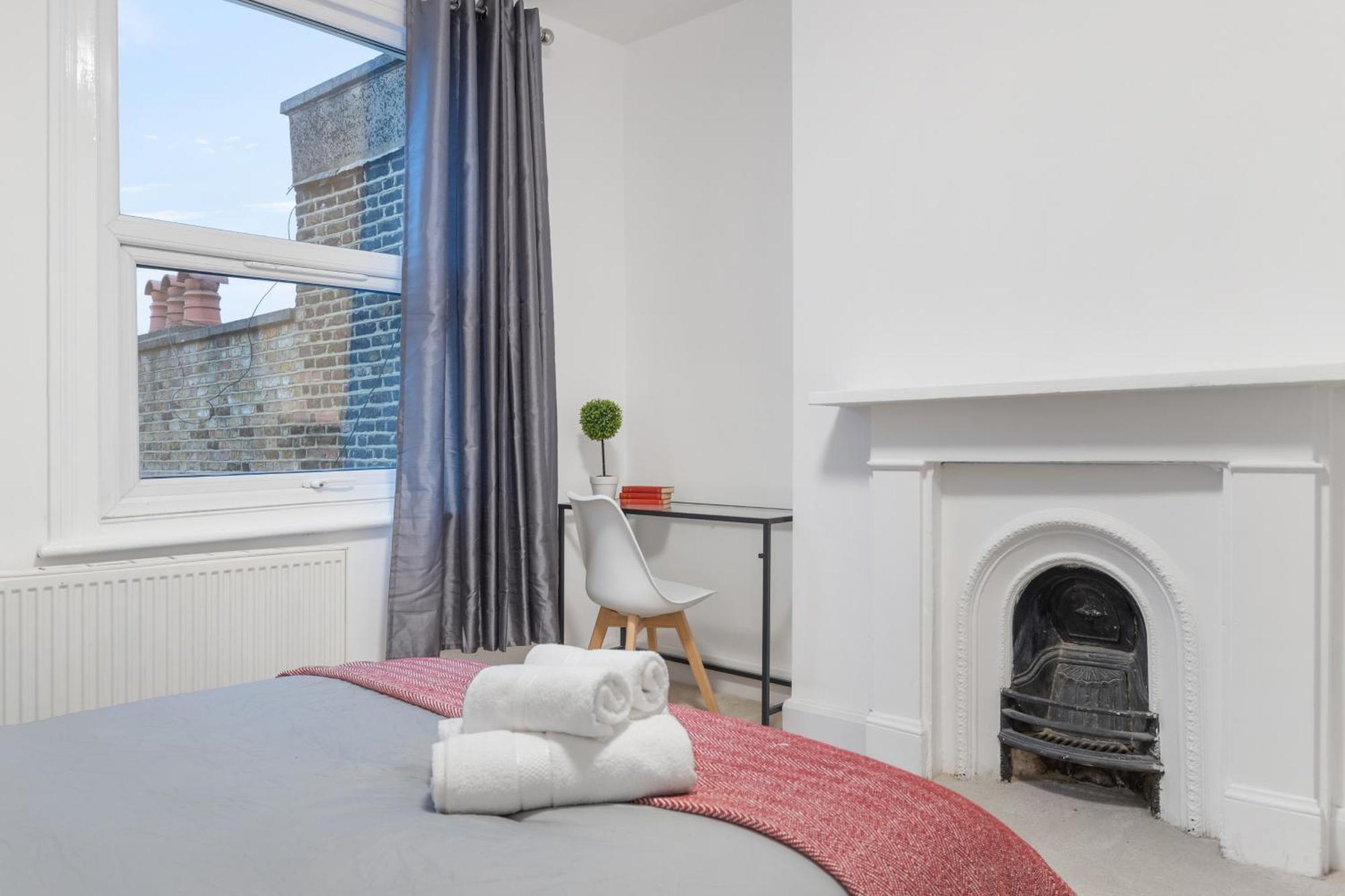 Modern 5-bedroom Fulham Flat - Sleeps 12