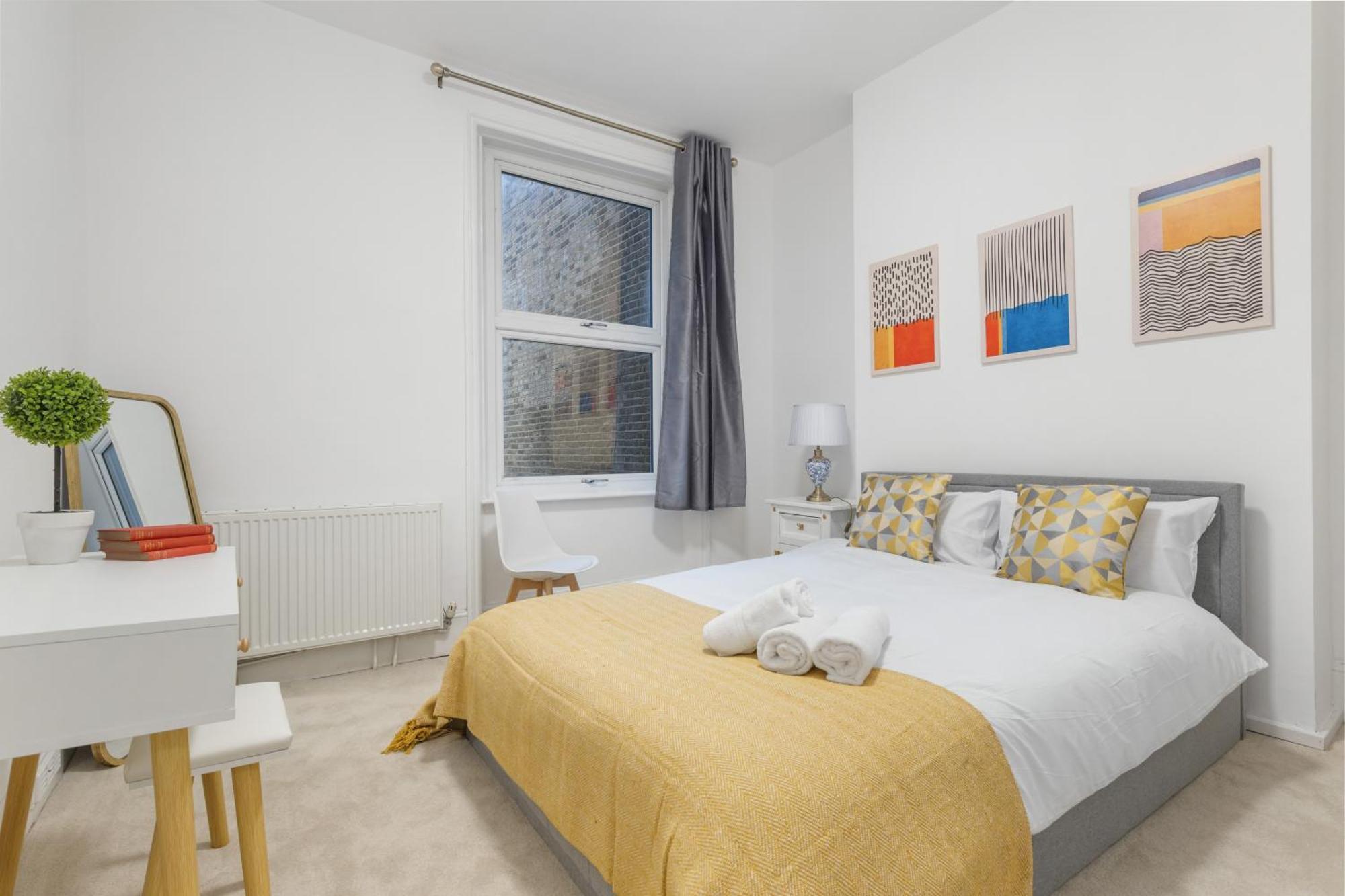 Modern 5-bedroom Fulham Flat - Sleeps 12 Apartment *