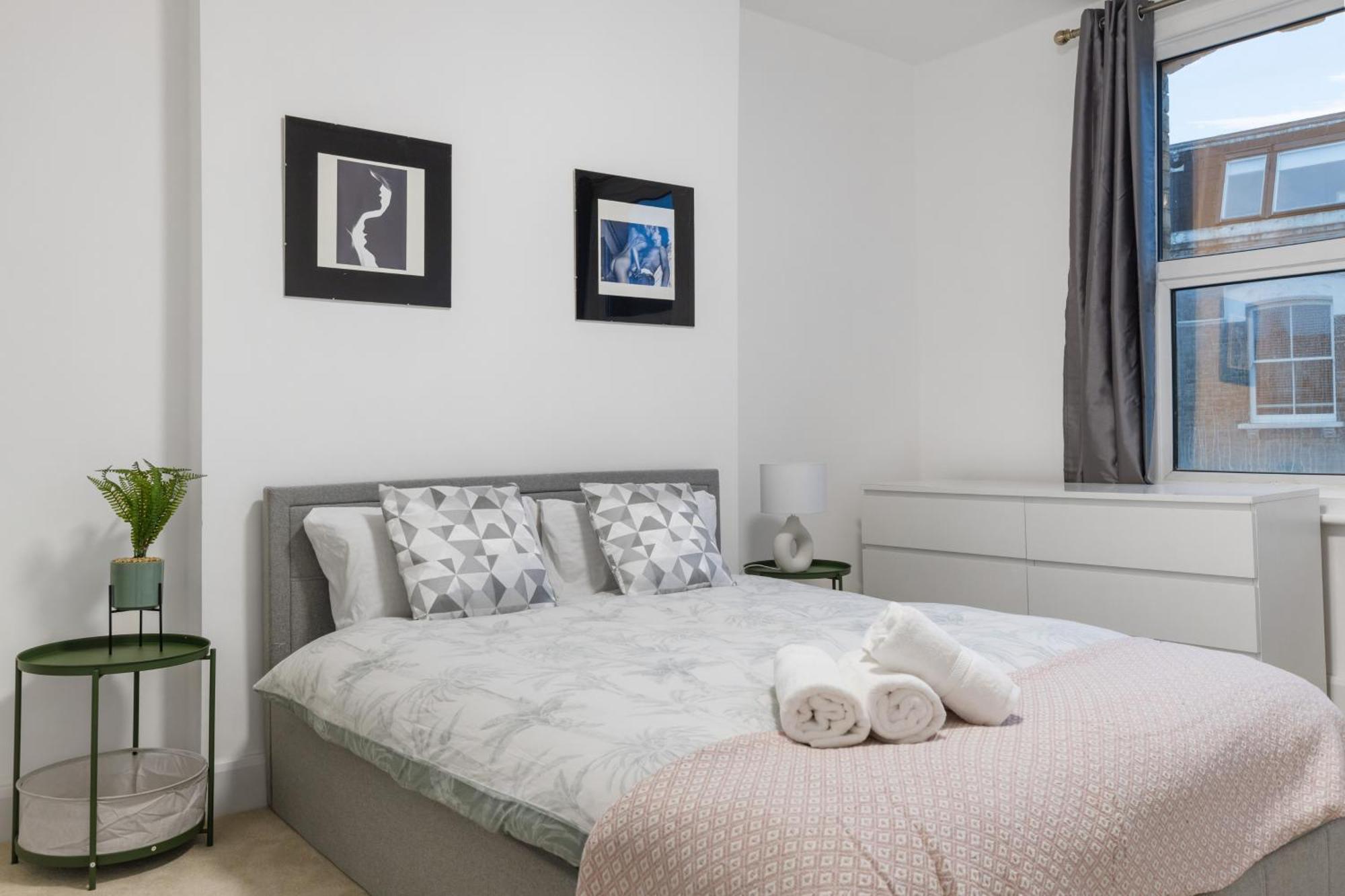 Apartment Modern 5-bedroom Fulham Flat - Sleeps 12 London