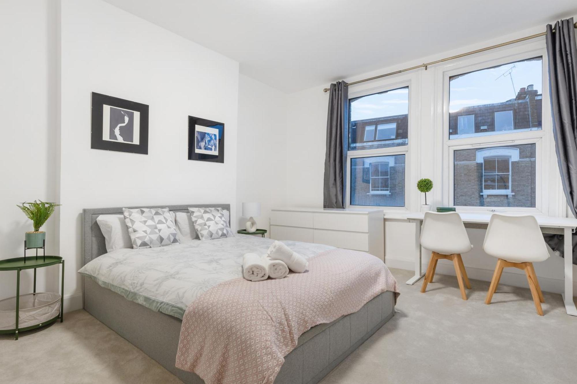 Modern 5-bedroom Fulham Flat - Sleeps 12 London