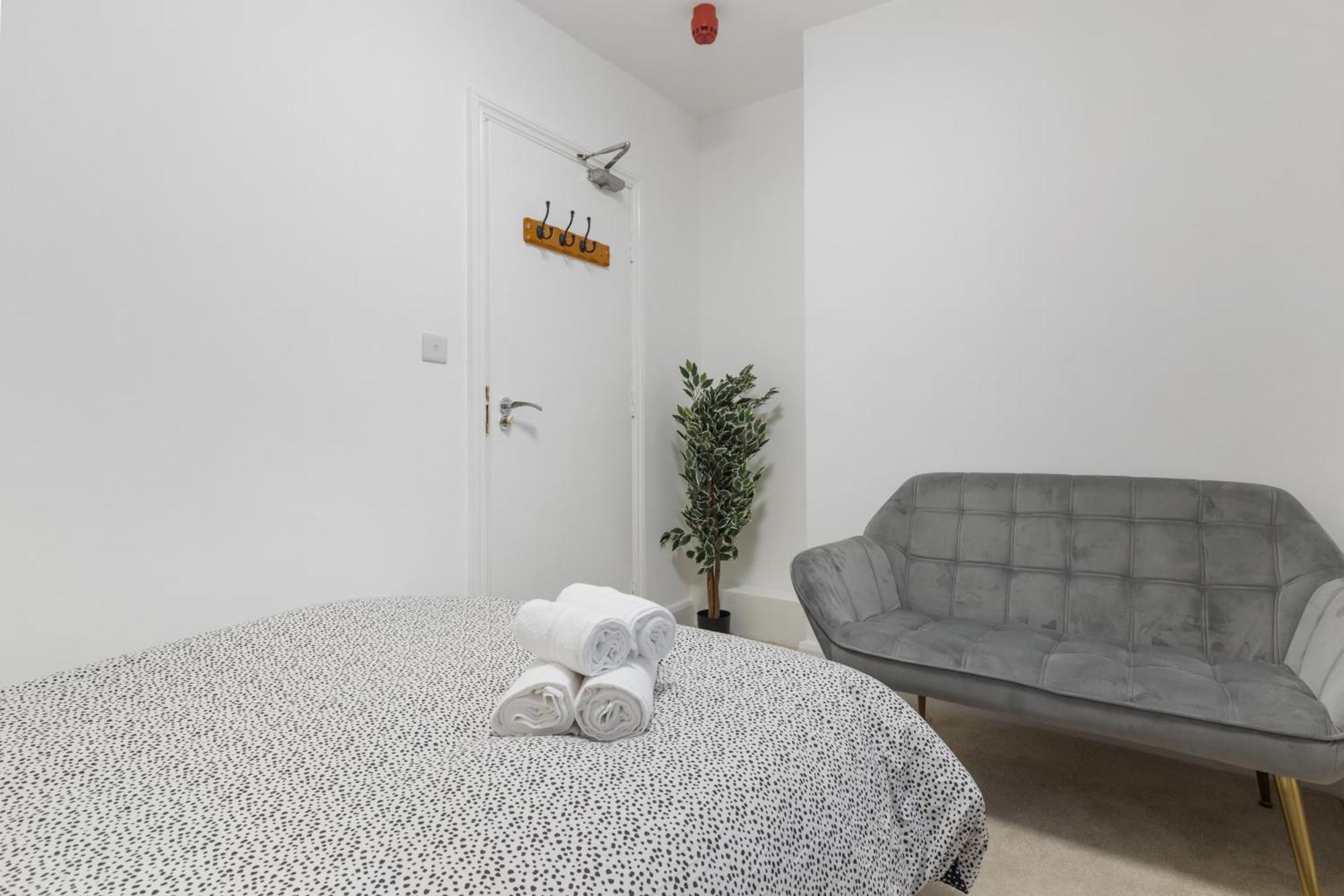 Modern 5-bedroom Fulham Flat - Sleeps 12 Apartment