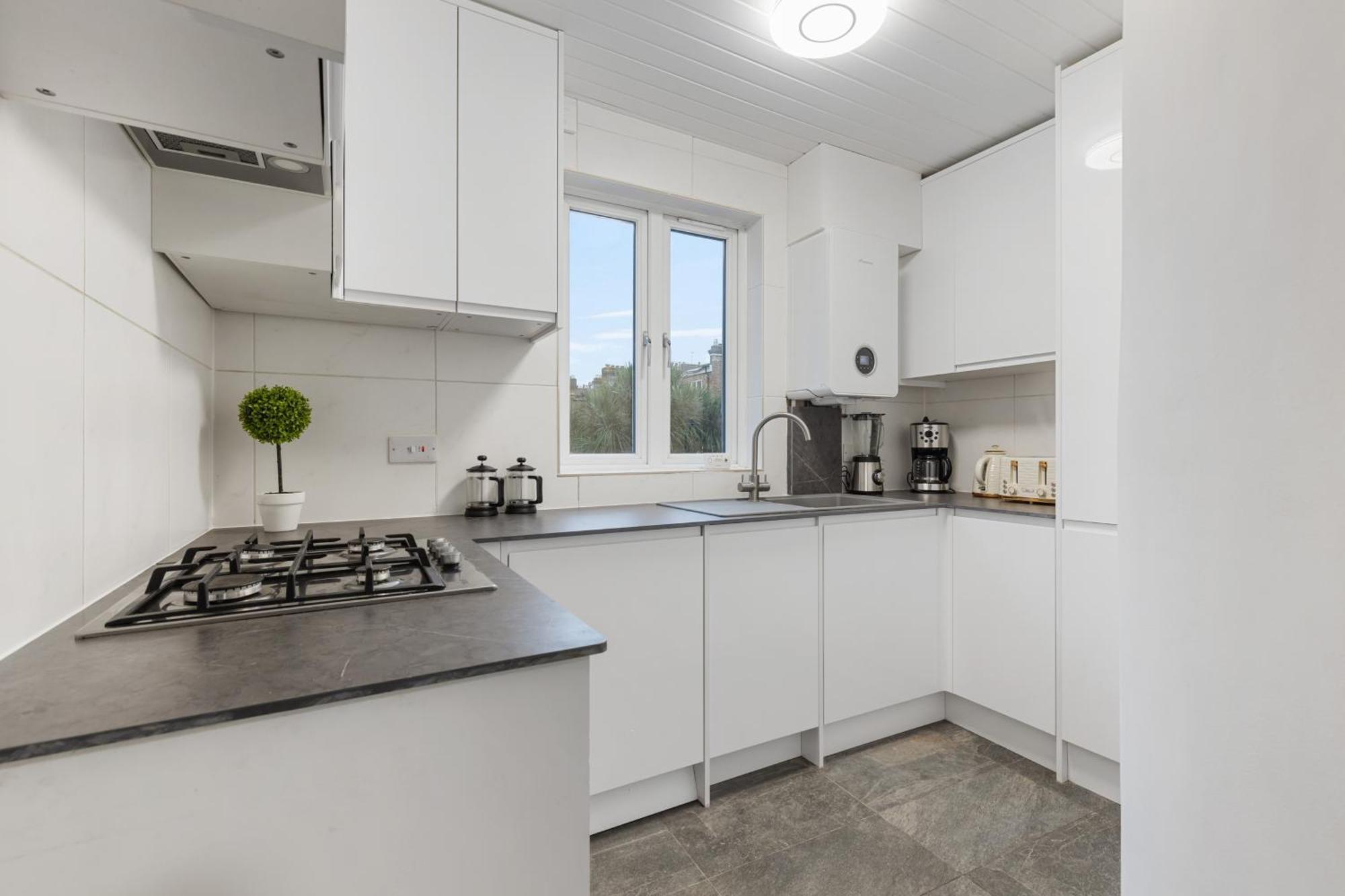Modern 5-bedroom Fulham Flat - Sleeps 12 Apartment *