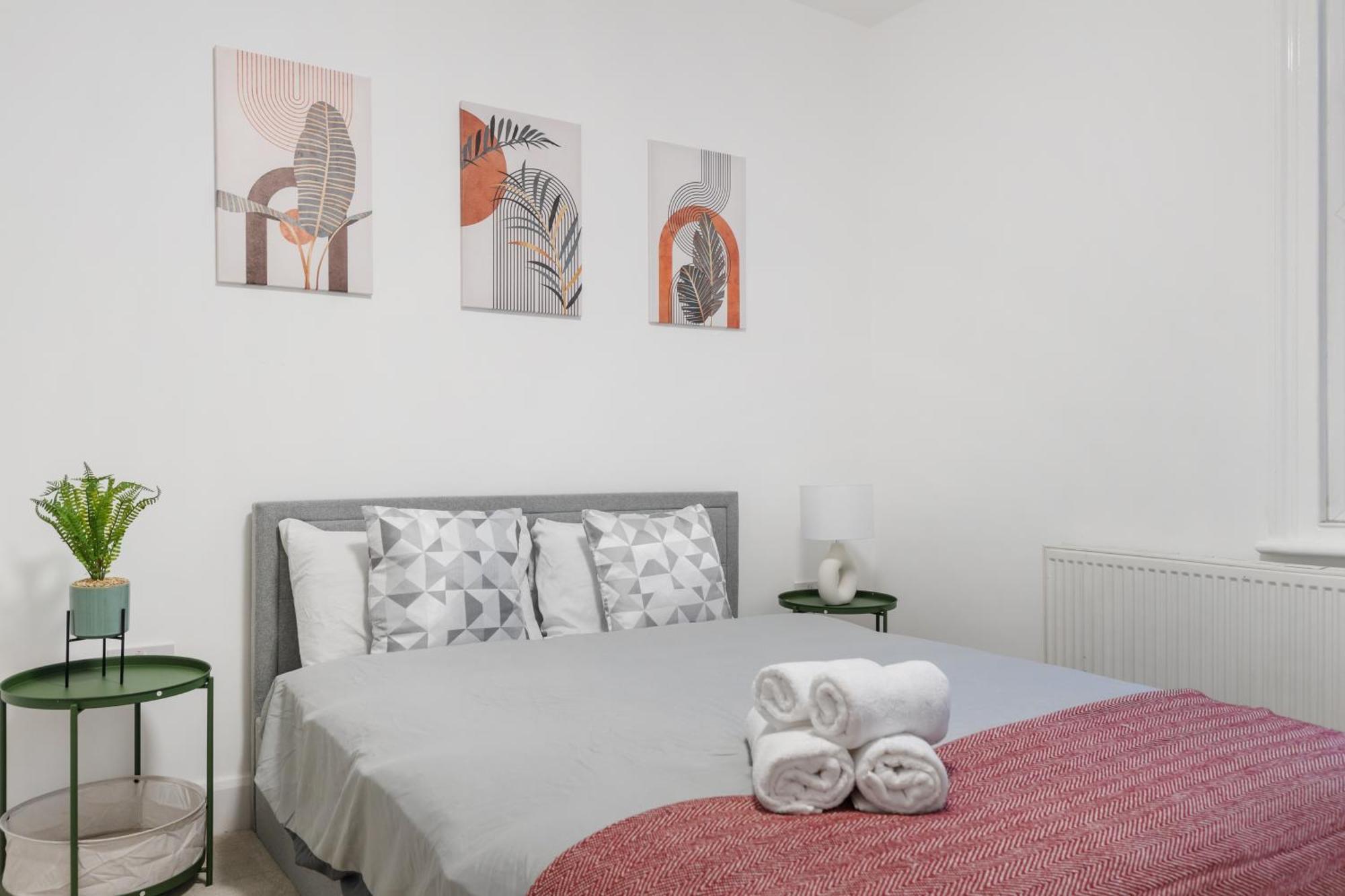 Apartment Modern 5-bedroom Fulham Flat - Sleeps 12 London