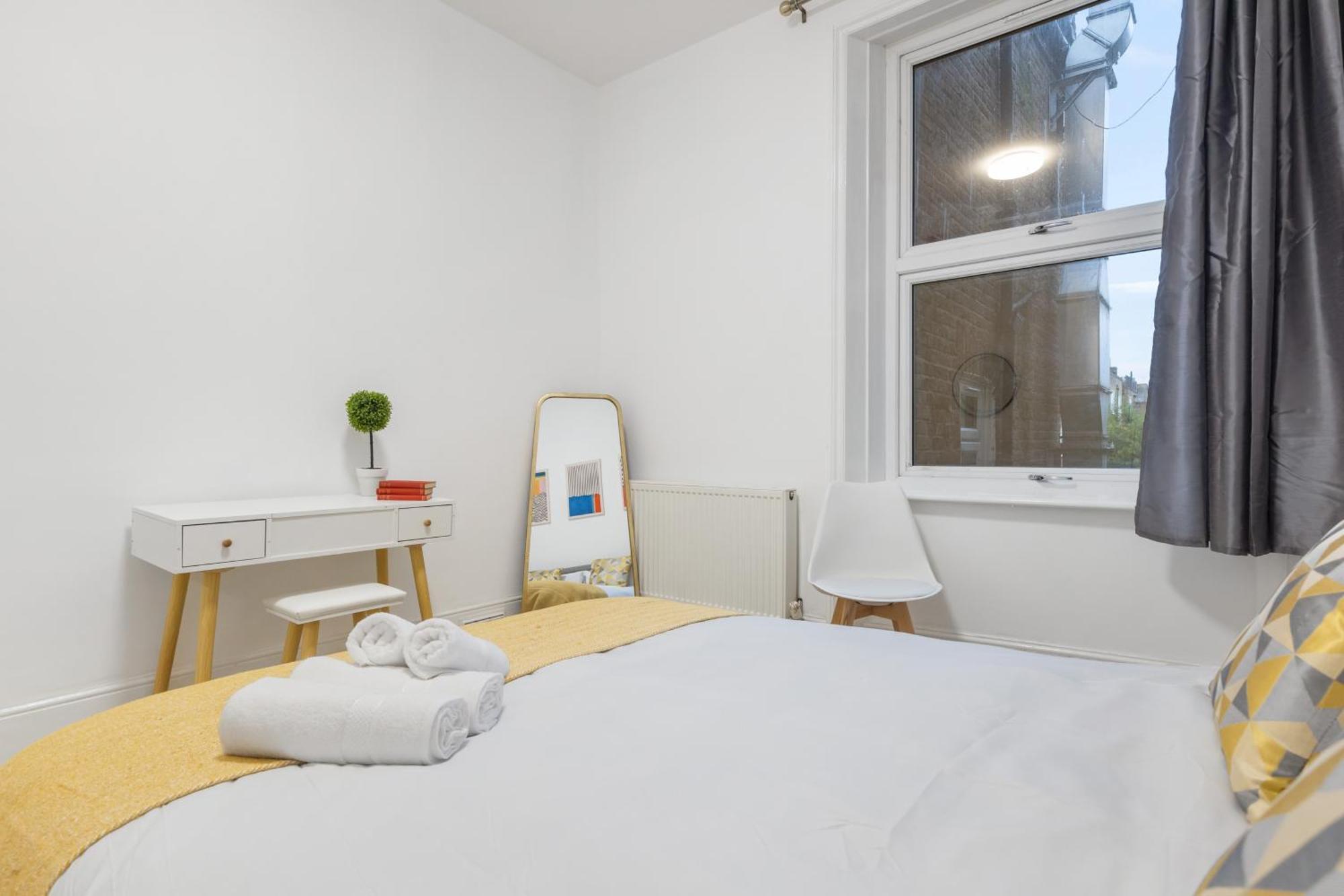 Apartment Modern 5-bedroom Fulham Flat - Sleeps 12
