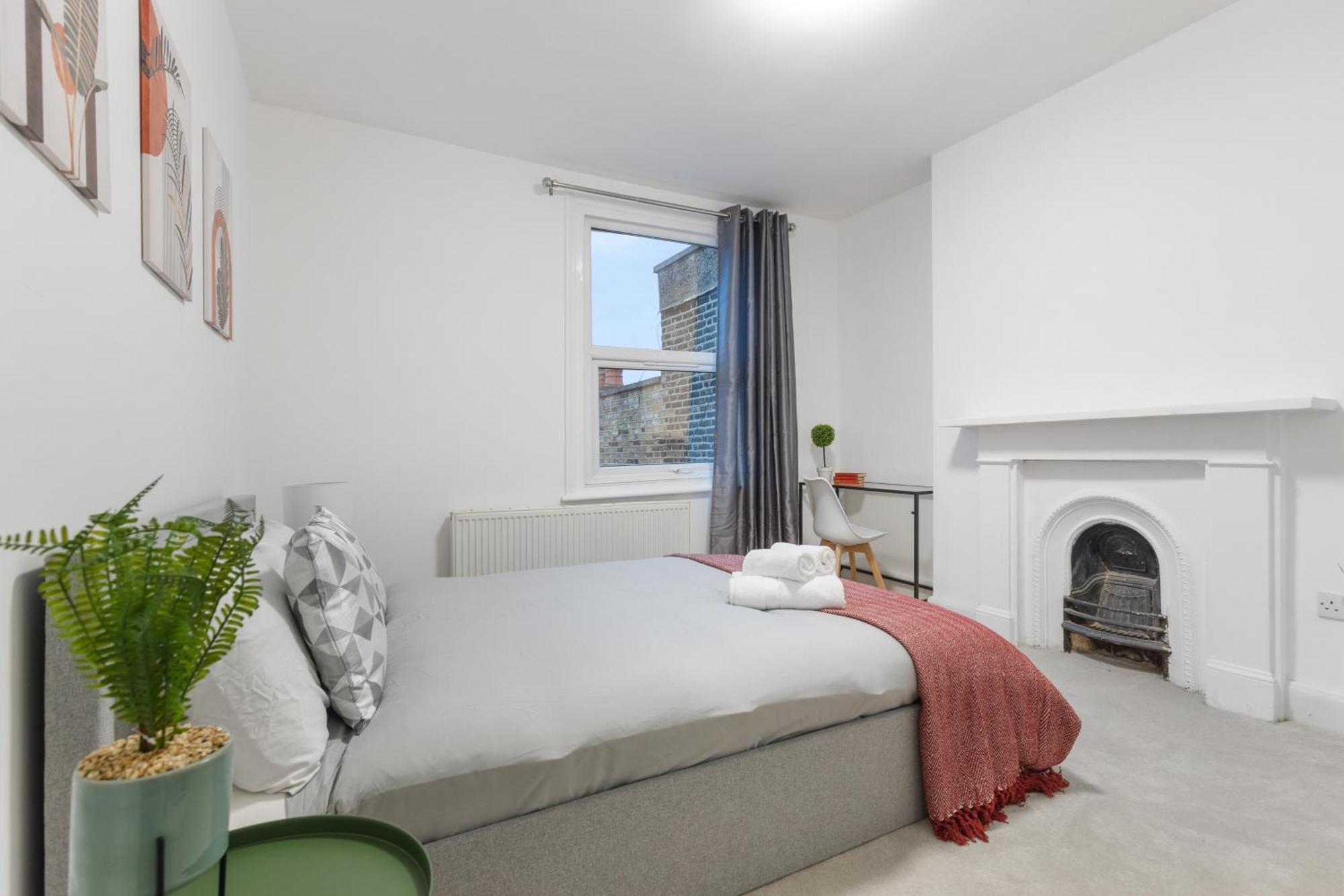 Modern 5-bedroom Fulham Flat - Sleeps 12 Apartment *