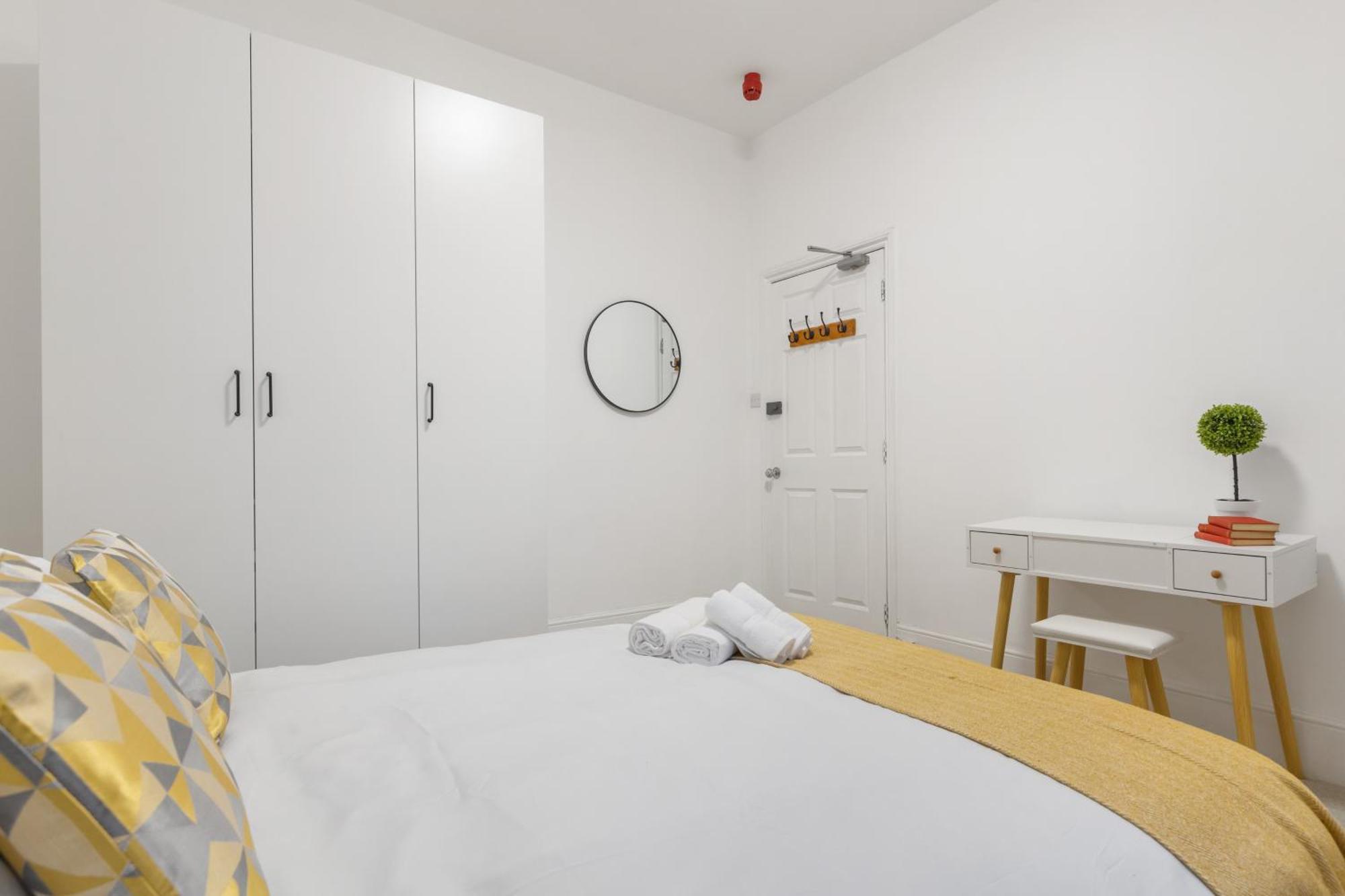 Apartment Modern 5-bedroom Fulham Flat - Sleeps 12 *
