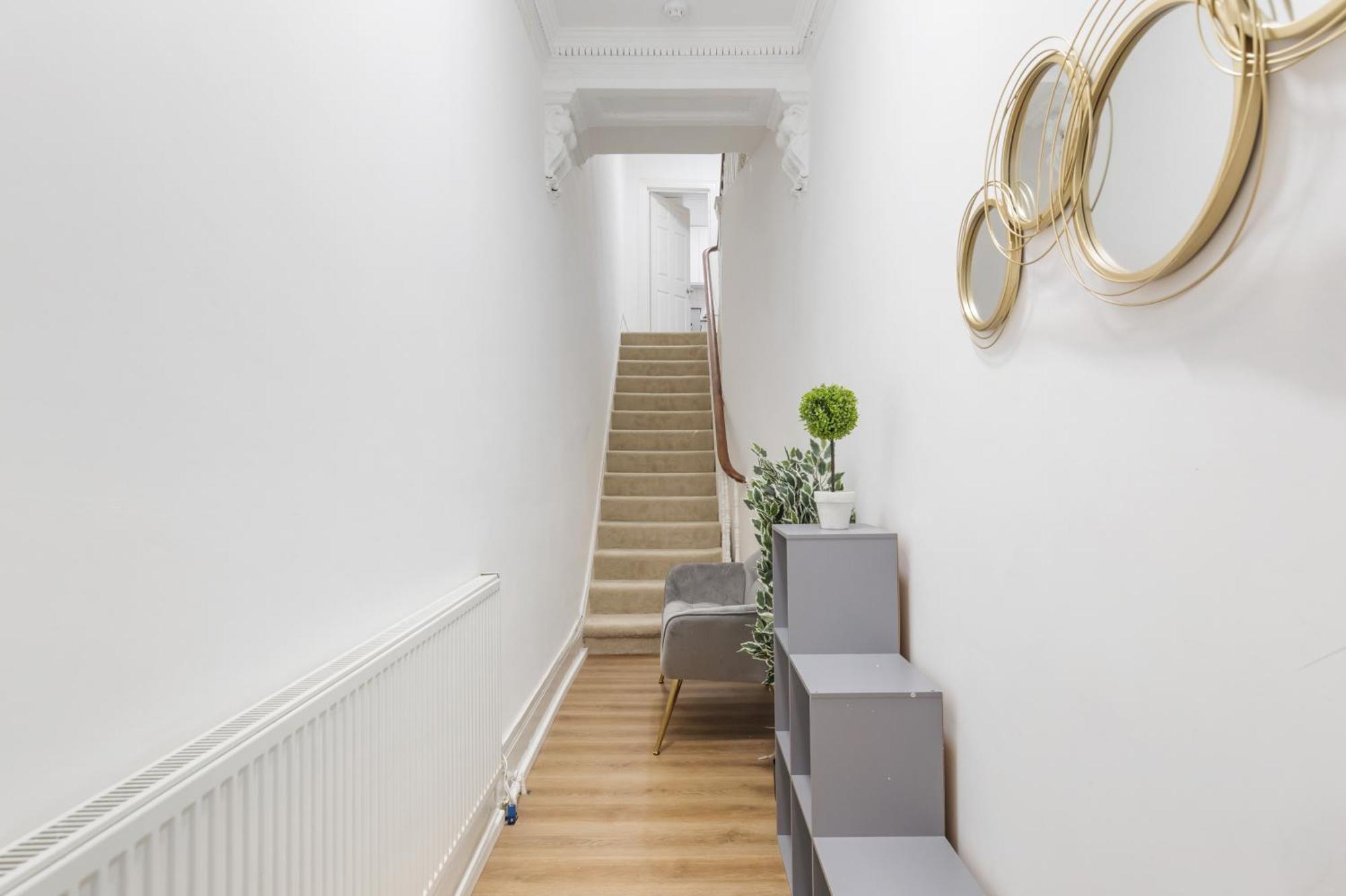 Modern 5-bedroom Fulham Flat - Sleeps 12 Apartment London