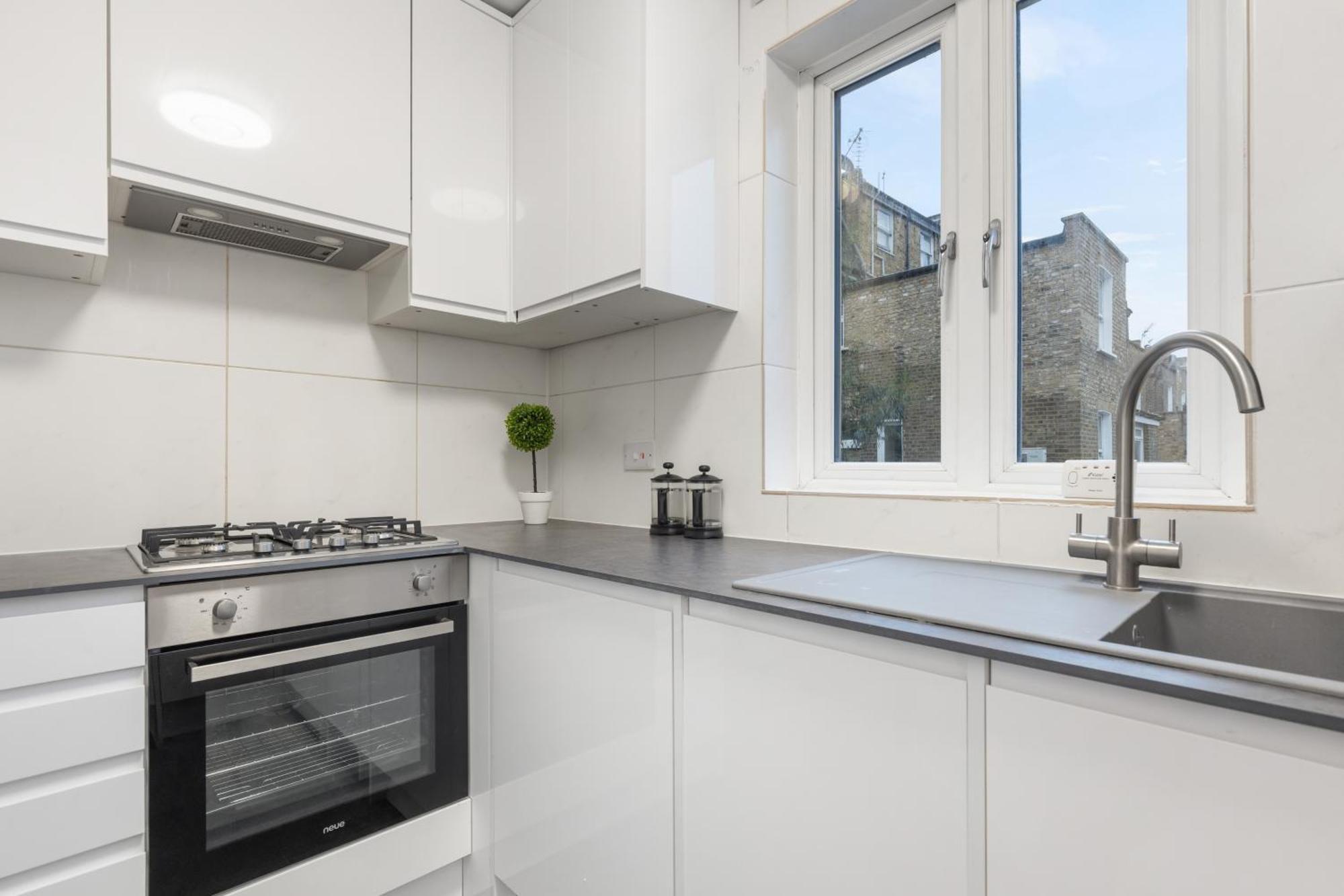 Apartment Modern 5-bedroom Fulham Flat - Sleeps 12 London