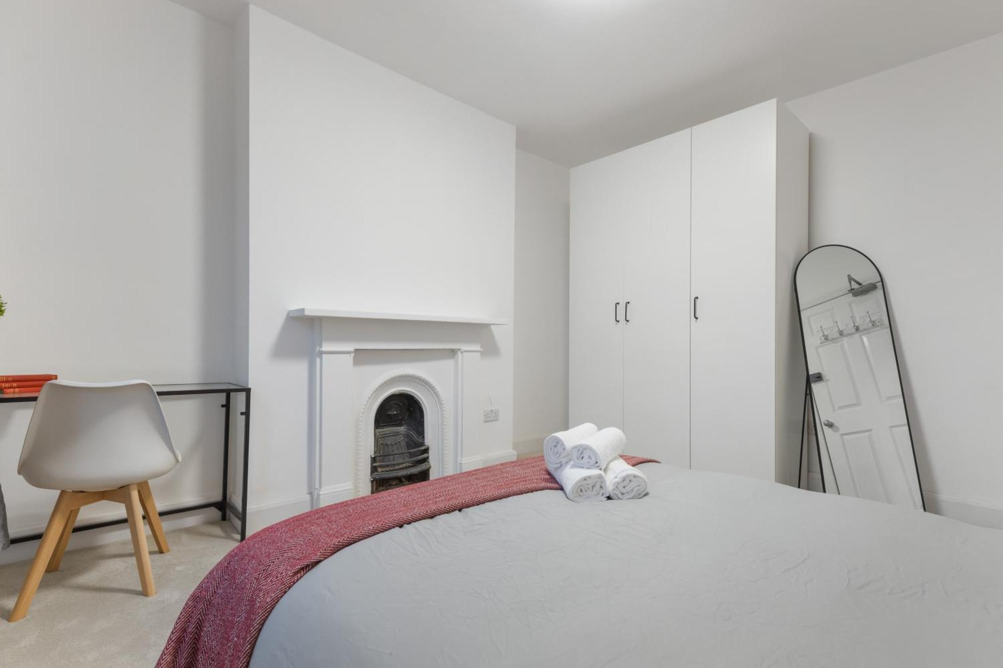 Modern 5-bedroom Fulham Flat - Sleeps 12 *