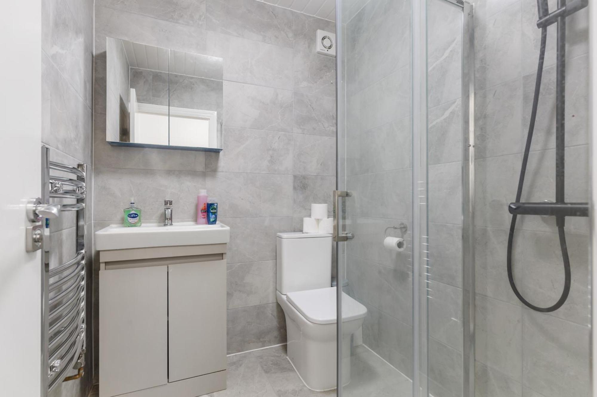 Modern 5-bedroom Fulham Flat - Sleeps 12 * London