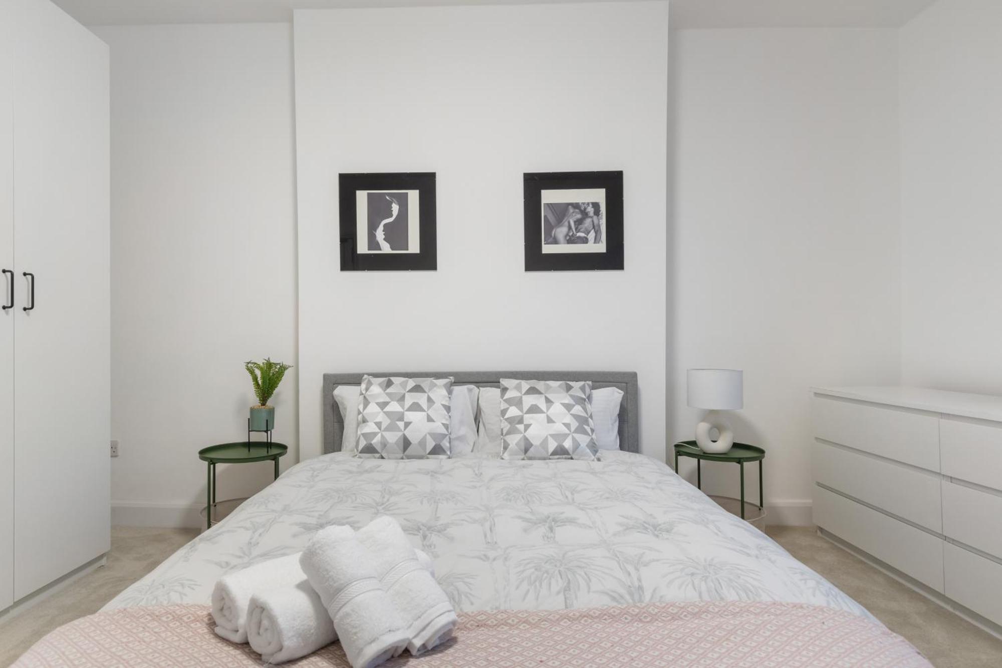 Modern 5-bedroom Fulham Flat - Sleeps 12 Apartment