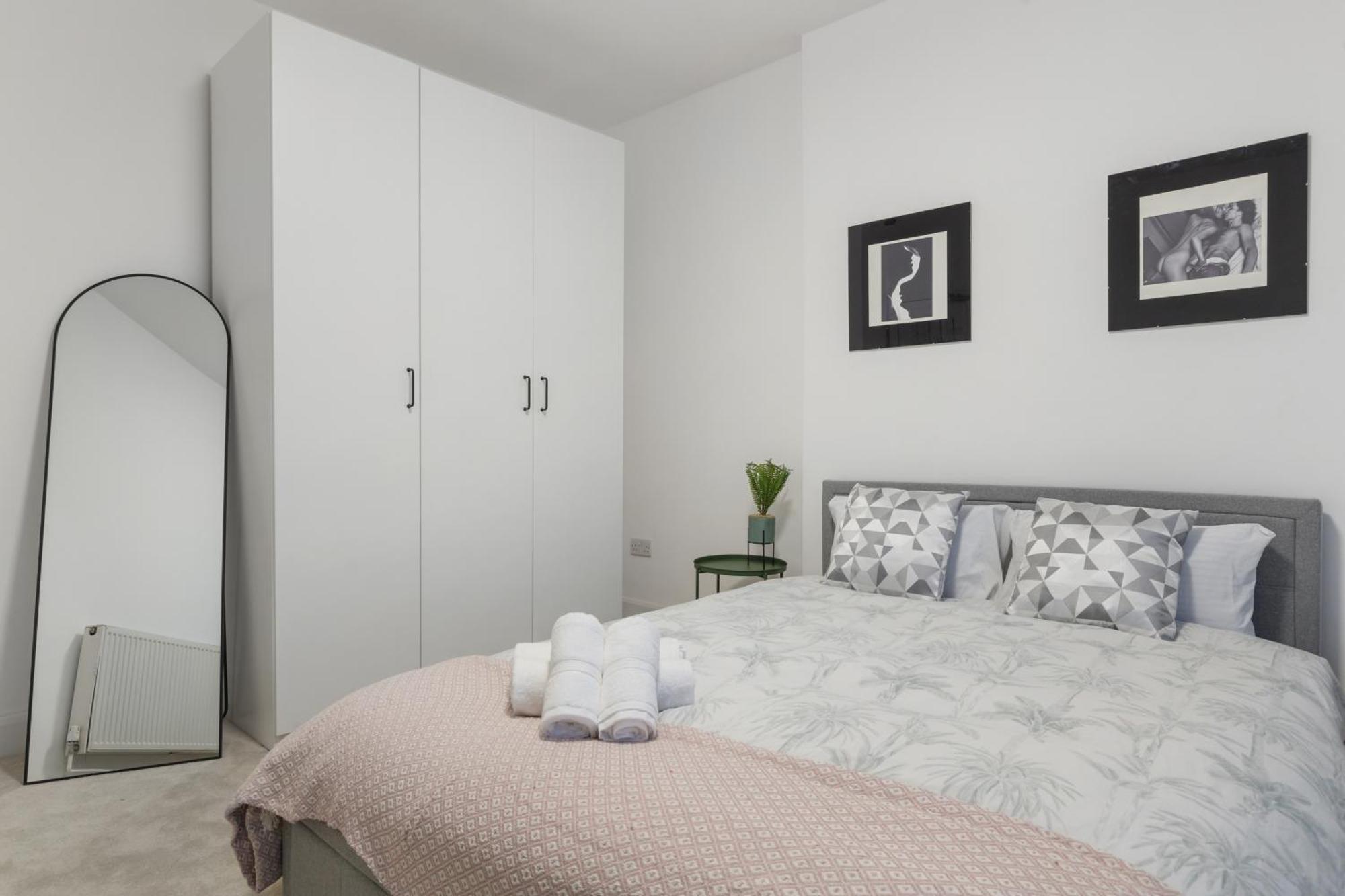 Apartment Modern 5-bedroom Fulham Flat - Sleeps 12