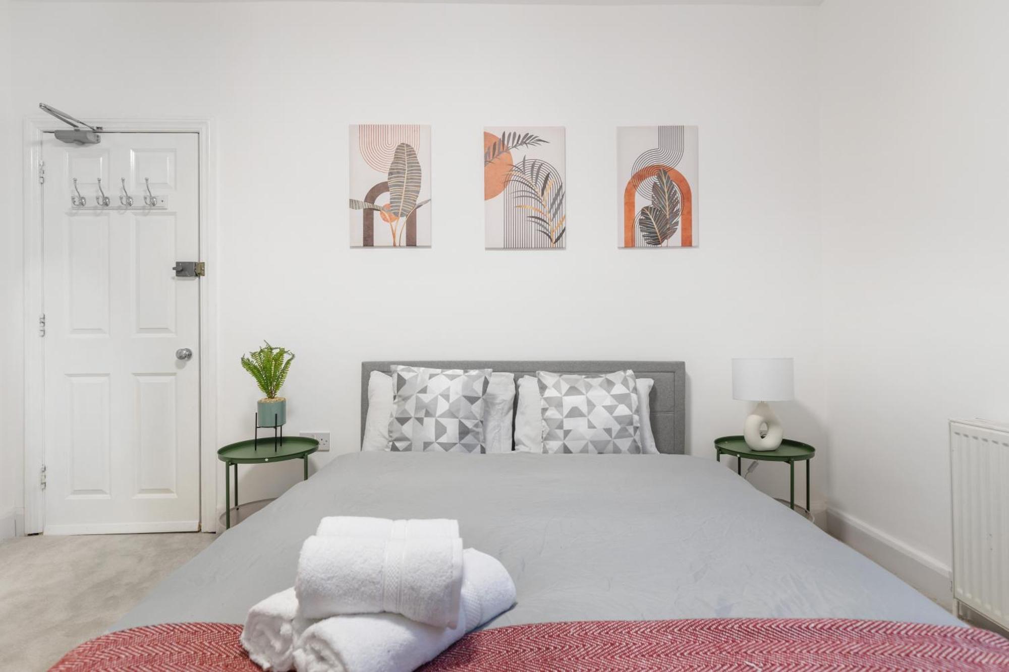 Modern 5-bedroom Fulham Flat - Sleeps 12 Apartment London