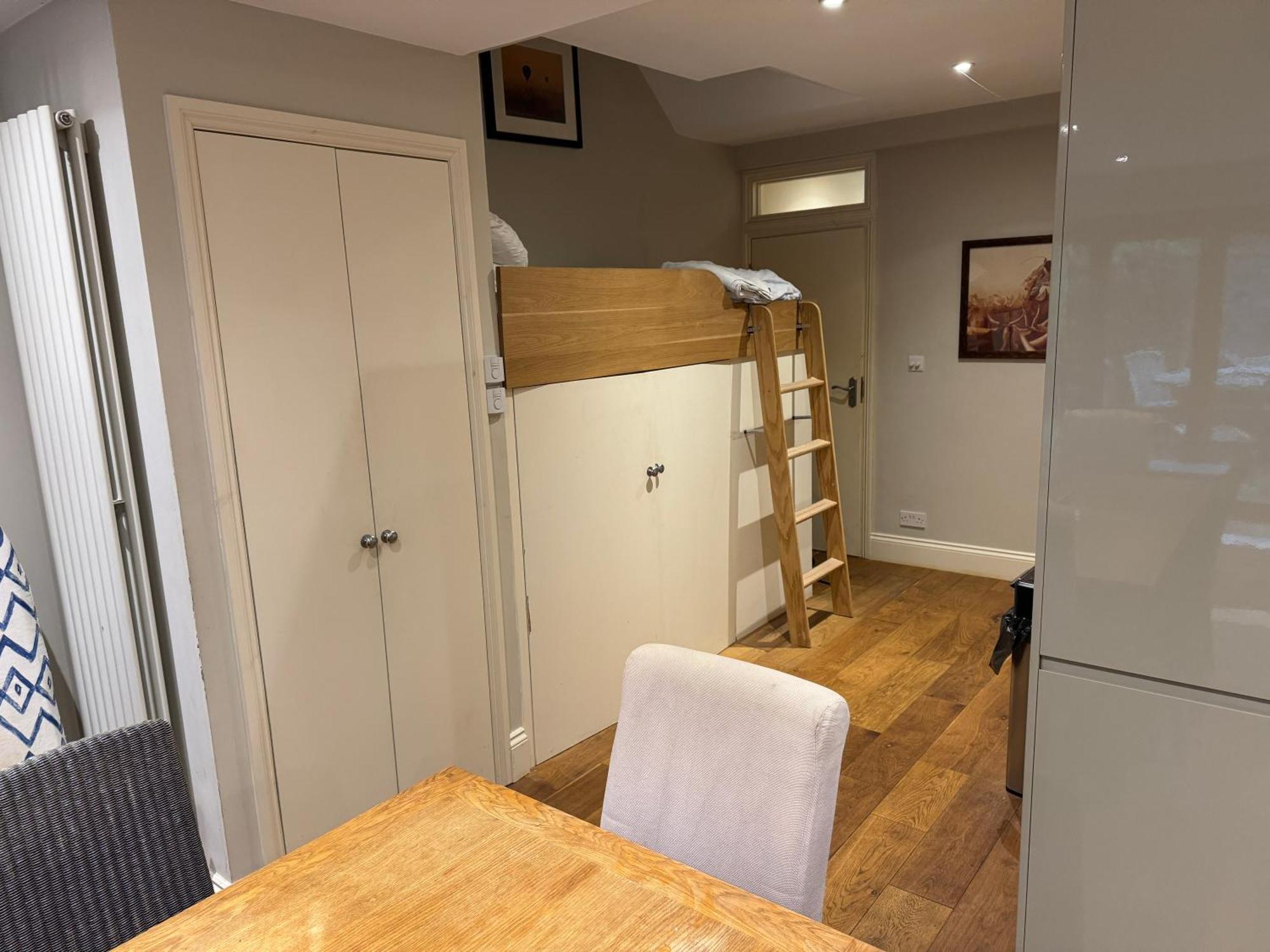Apartment Spacious Flat With South Facing Garden *