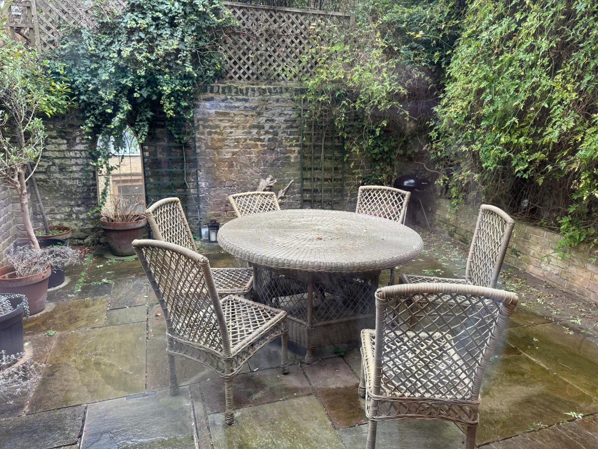Apartment Spacious Flat With South Facing Garden London