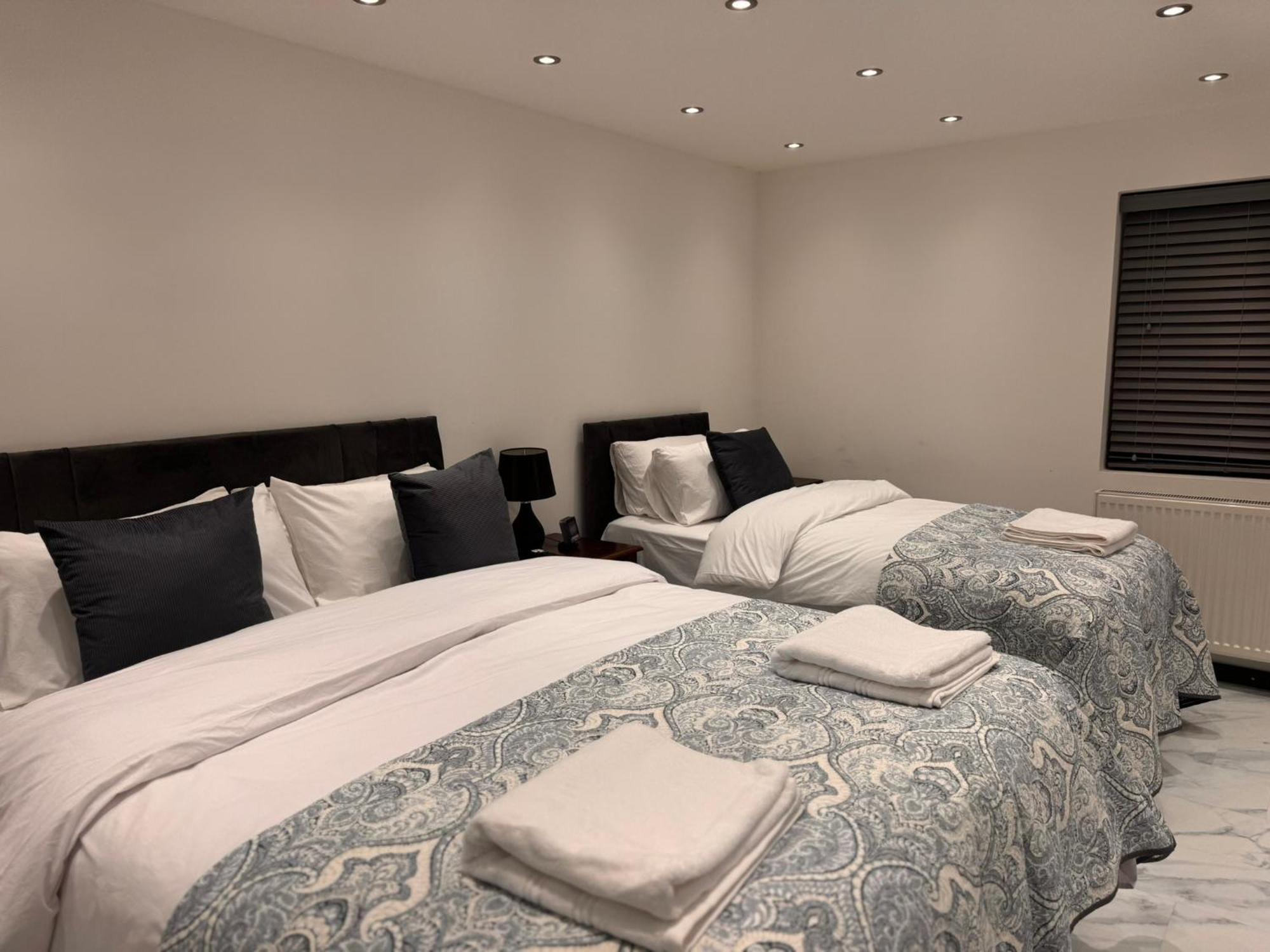 Apartment Modern House E15 Stratford - Sleeps 2 - 9, Fast Links To London, Near O2, Greenwich & Olympic Park, Child-friendly Garden, Free Parking