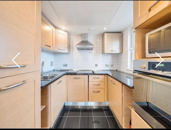 Amazing River View 2 Bedroom Apartment, Sleeps 6 , Balcony And Parking Leilighet