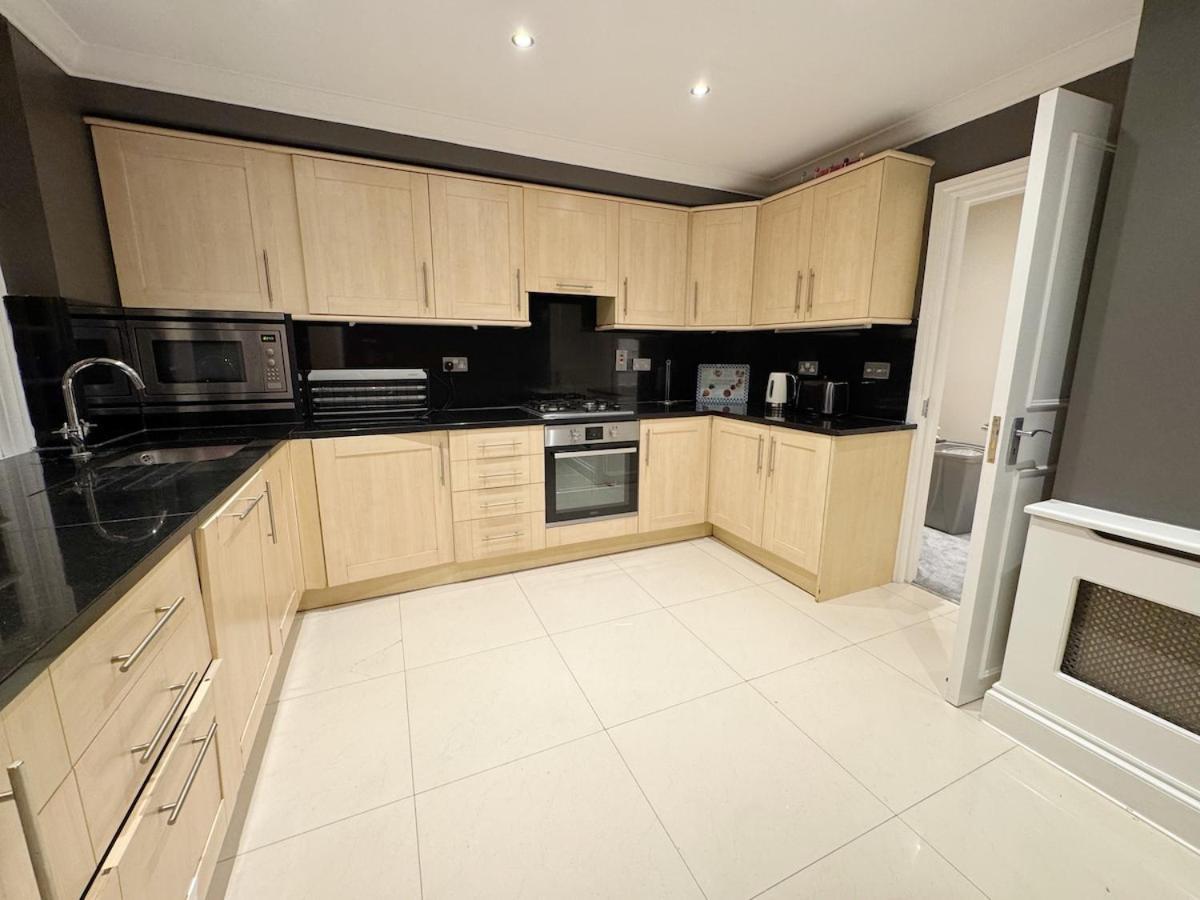 Spacious Penthouse Near Baker St London