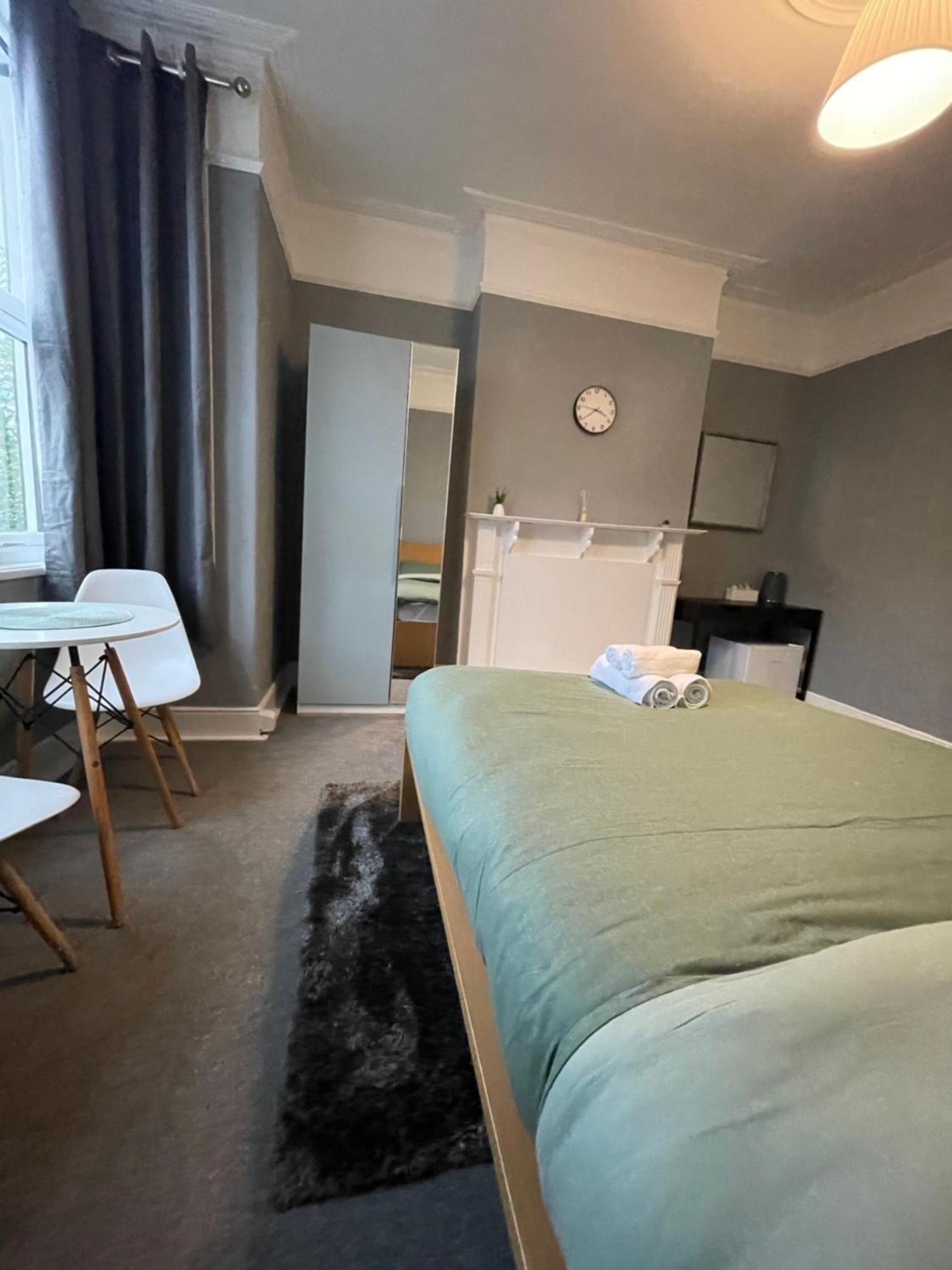 Gjestgiverier Cosy Double A Stones Throw From Wembley Stadium *