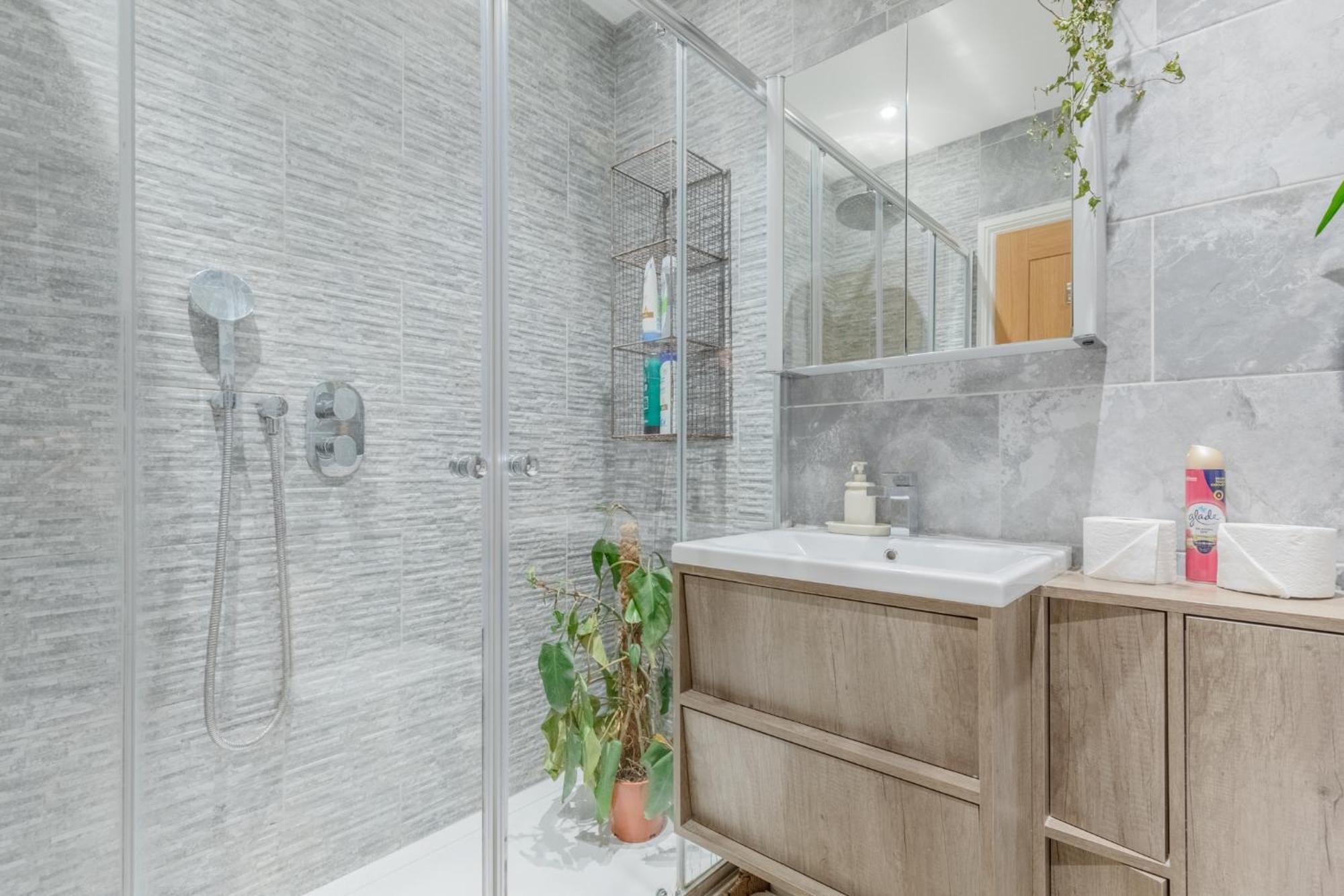 Beautifully Designed 1bd Flat Near Balham Station *