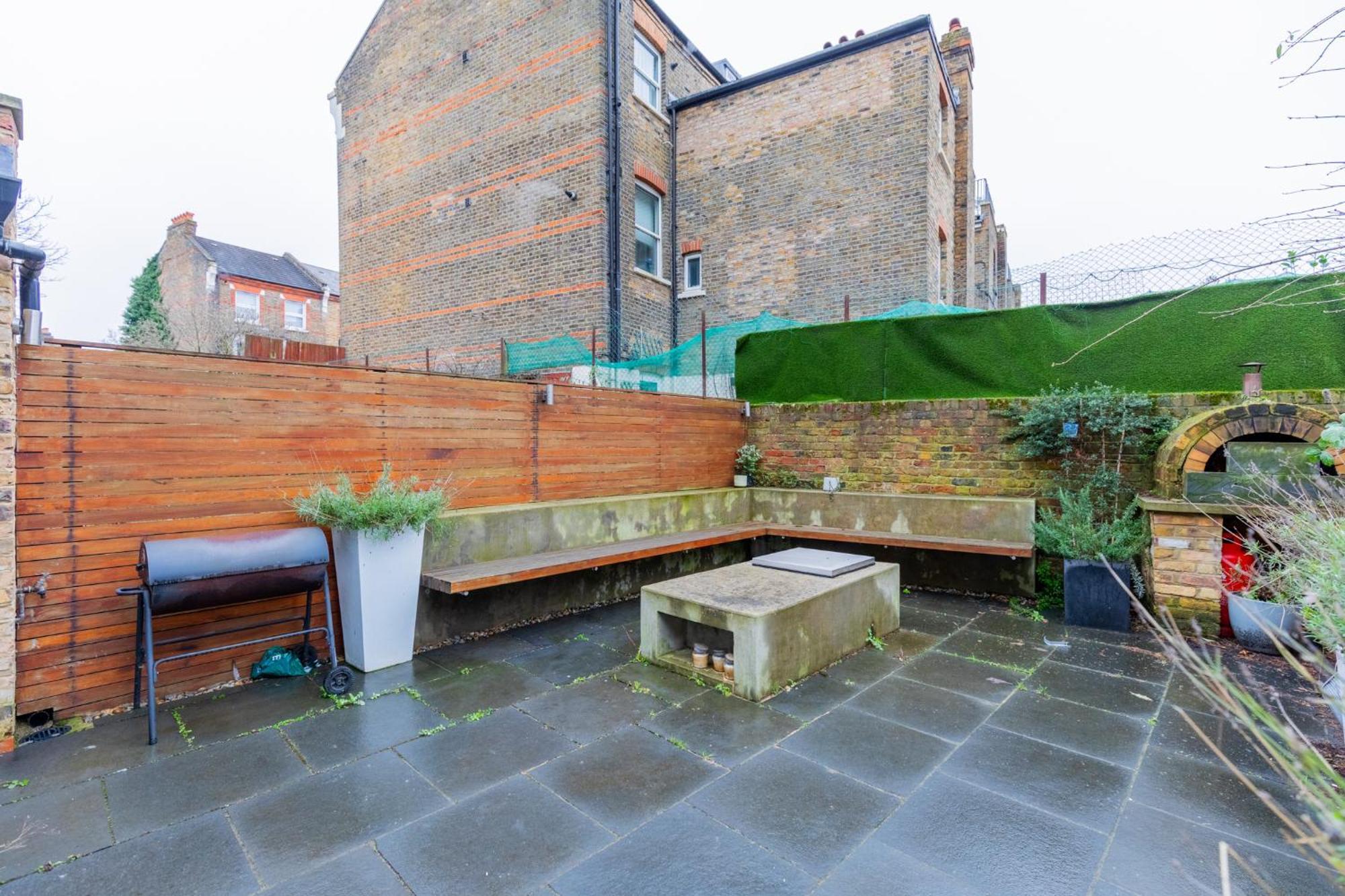 Period-chic 2bd Flat With Private Patio *