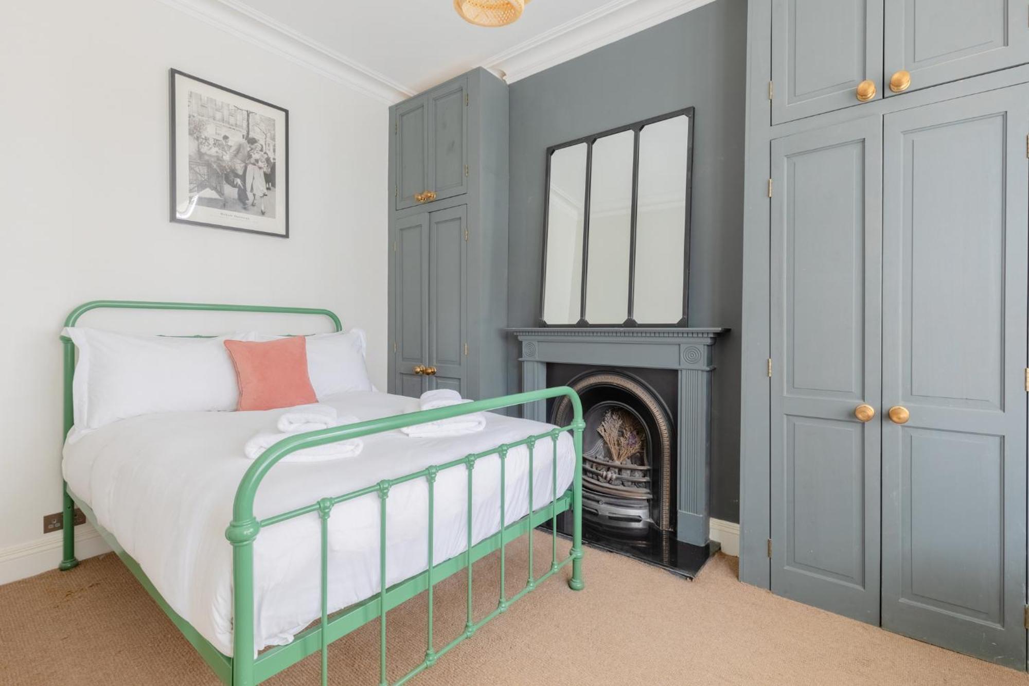 Apartment Period-chic 2bd Flat With Private Patio