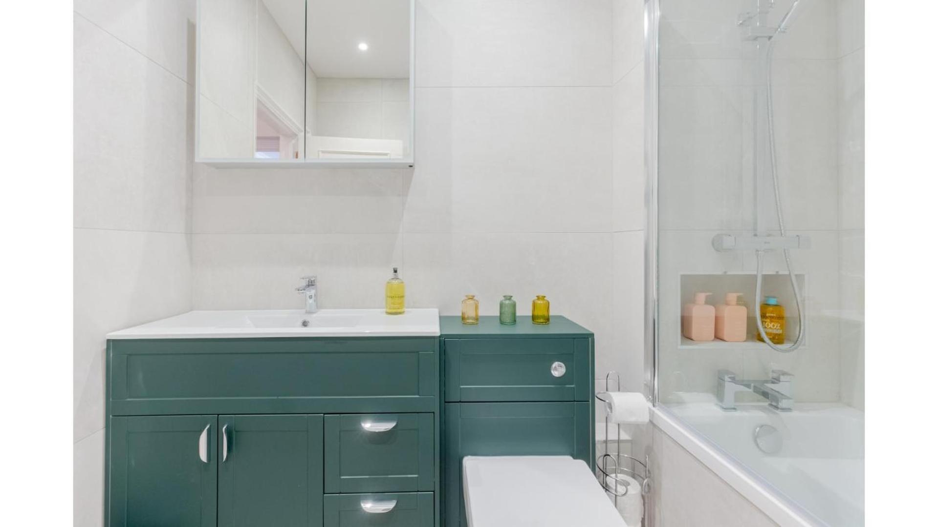 Apartment Sophisticated 2bd Flat With Patio West Kensington *