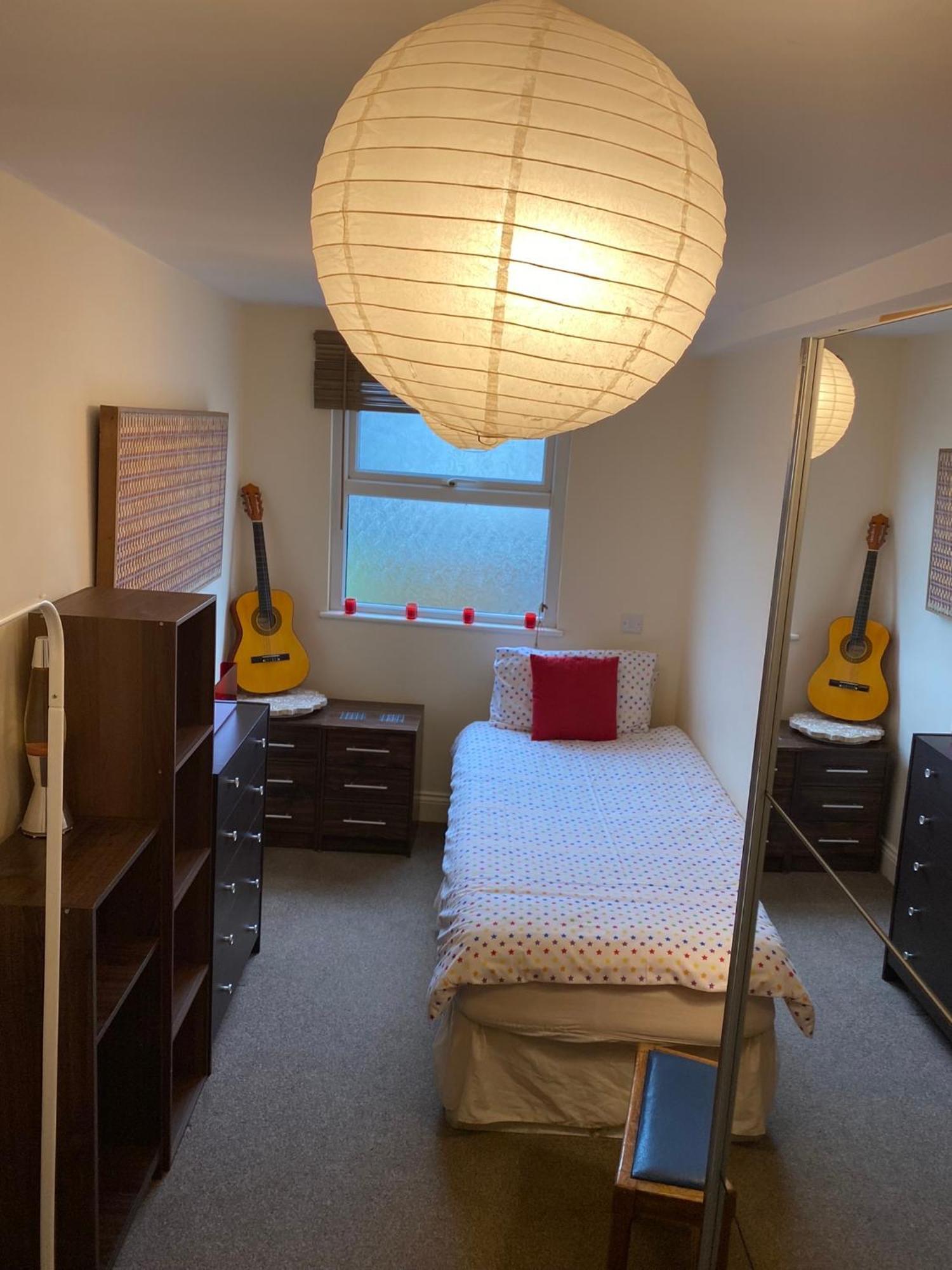 35 Mins To London. 3 Bedrooms. 2 Bathrooms With Garden *